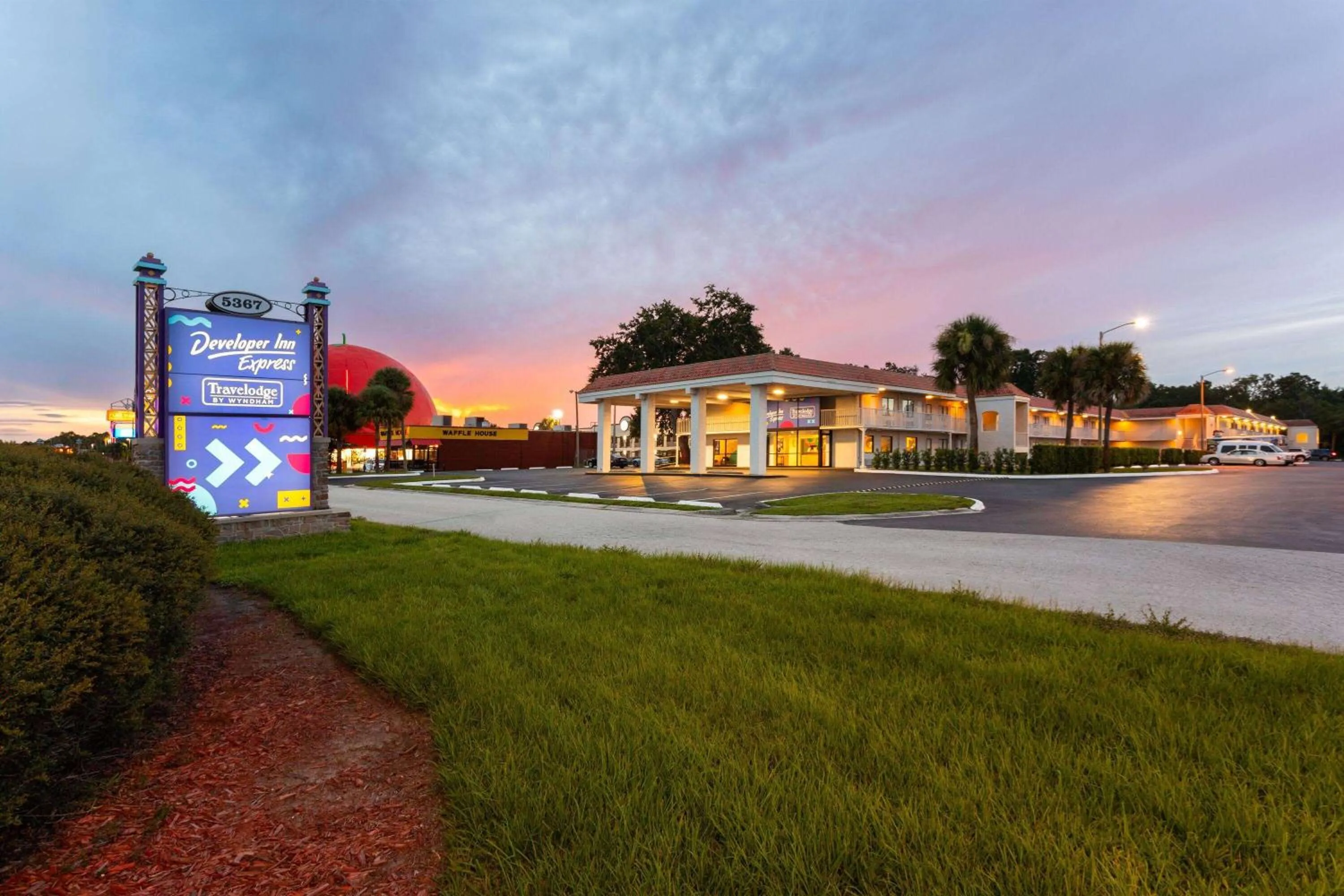 Property building in Travelodge by Wyndham Orlando Lake Buena Vista South