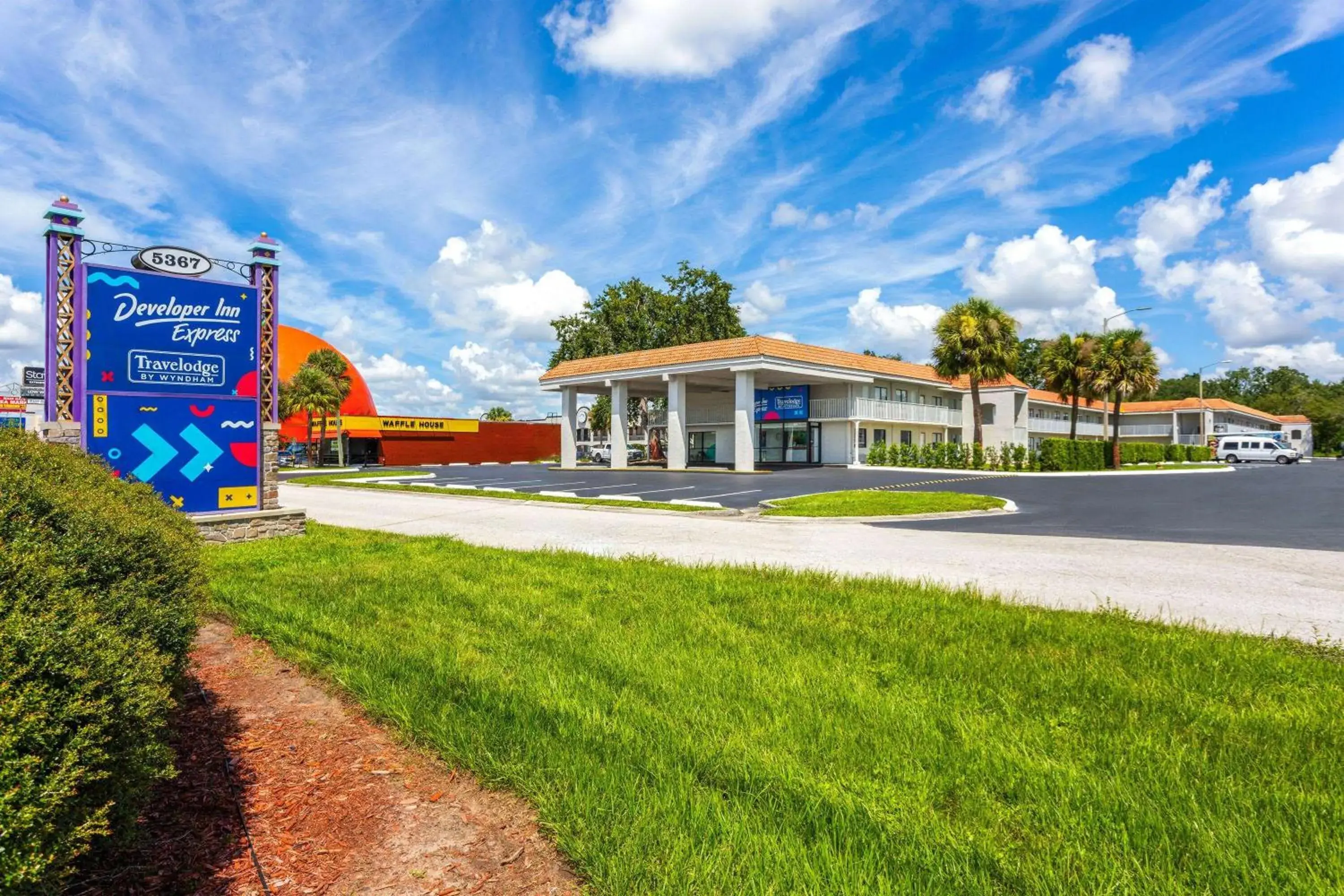 Property building in Travelodge by Wyndham Orlando Lake Buena Vista South Property building in Travelodge by Wyndham Orlando Lake Buena Vista South