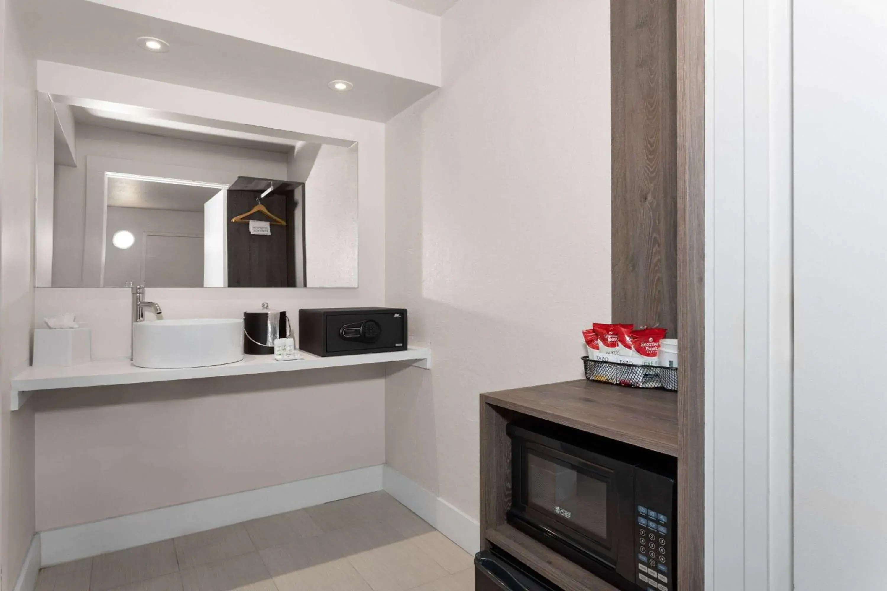 Photo of the whole room in Travelodge by Wyndham Orlando Lake Buena Vista South Photo of the whole room in Travelodge by Wyndham Orlando Lake Buena Vista South