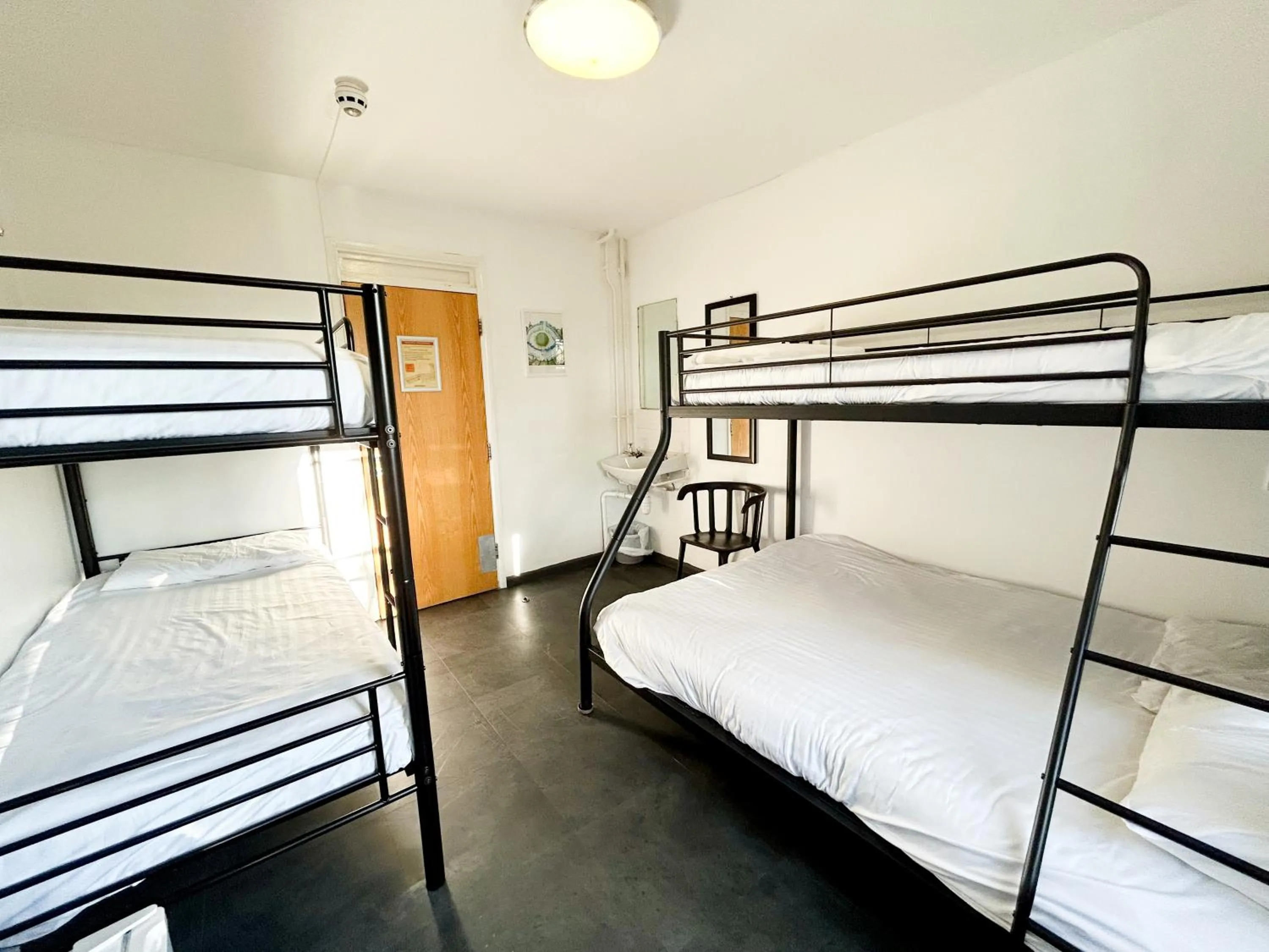 Photo of the whole room, Bed in Bath YMCA Hostel