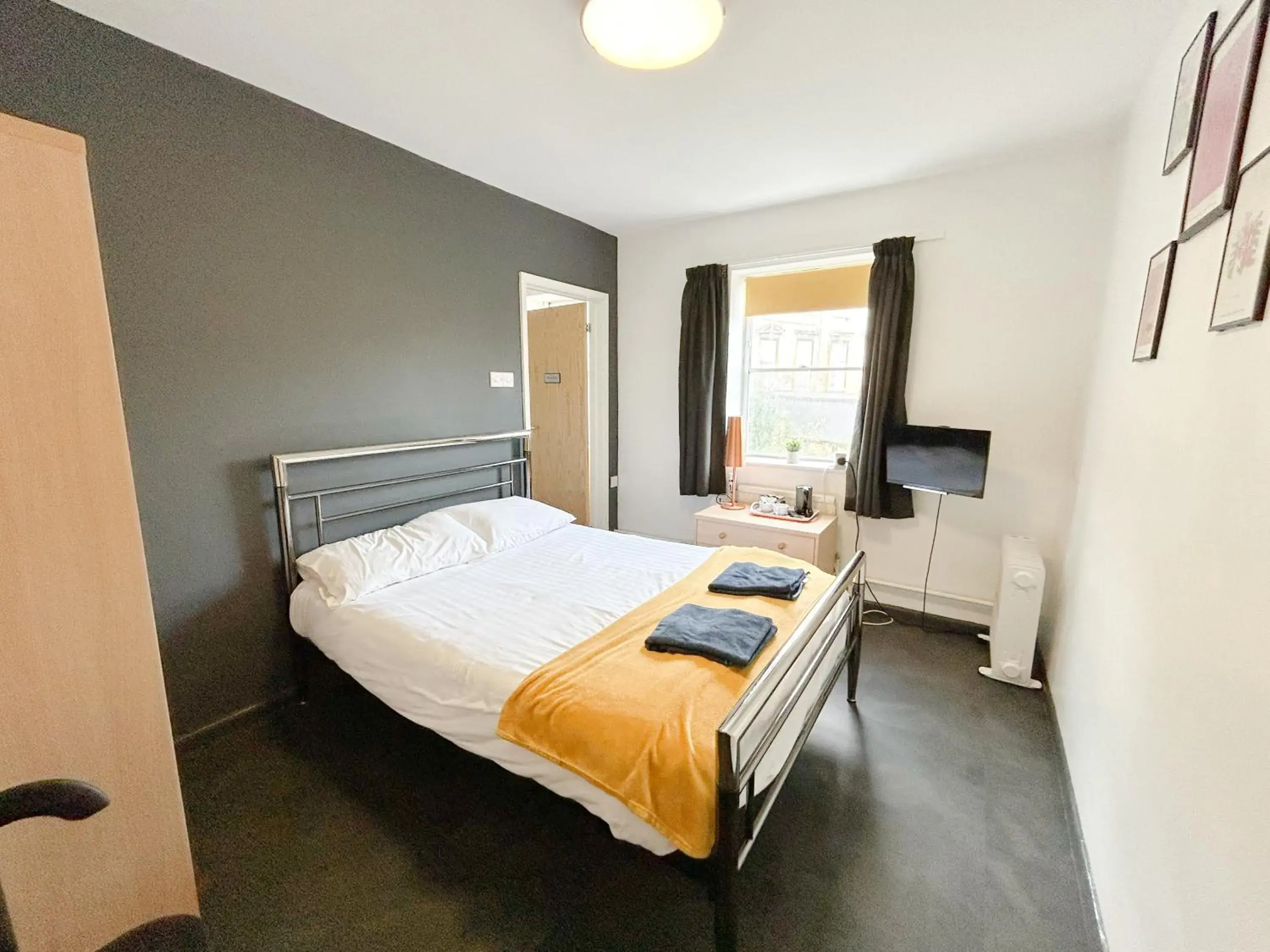 Double Room with Private Bathroom in Bath YMCA Hostel Double Room with Private Bathroom in Bath YMCA Hostel