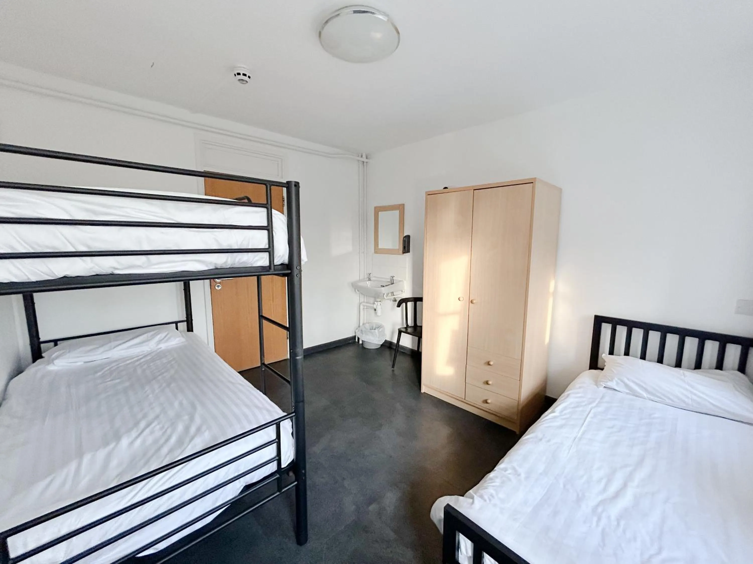 Photo of the whole room, Bed in Bath YMCA Hostel