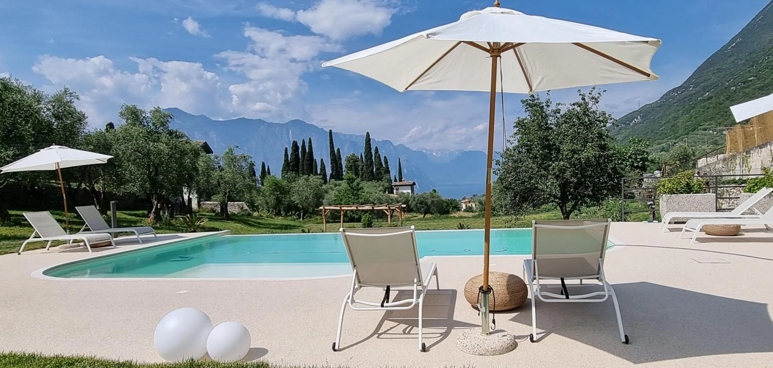 Swimming pool in Elle Ecoholiday