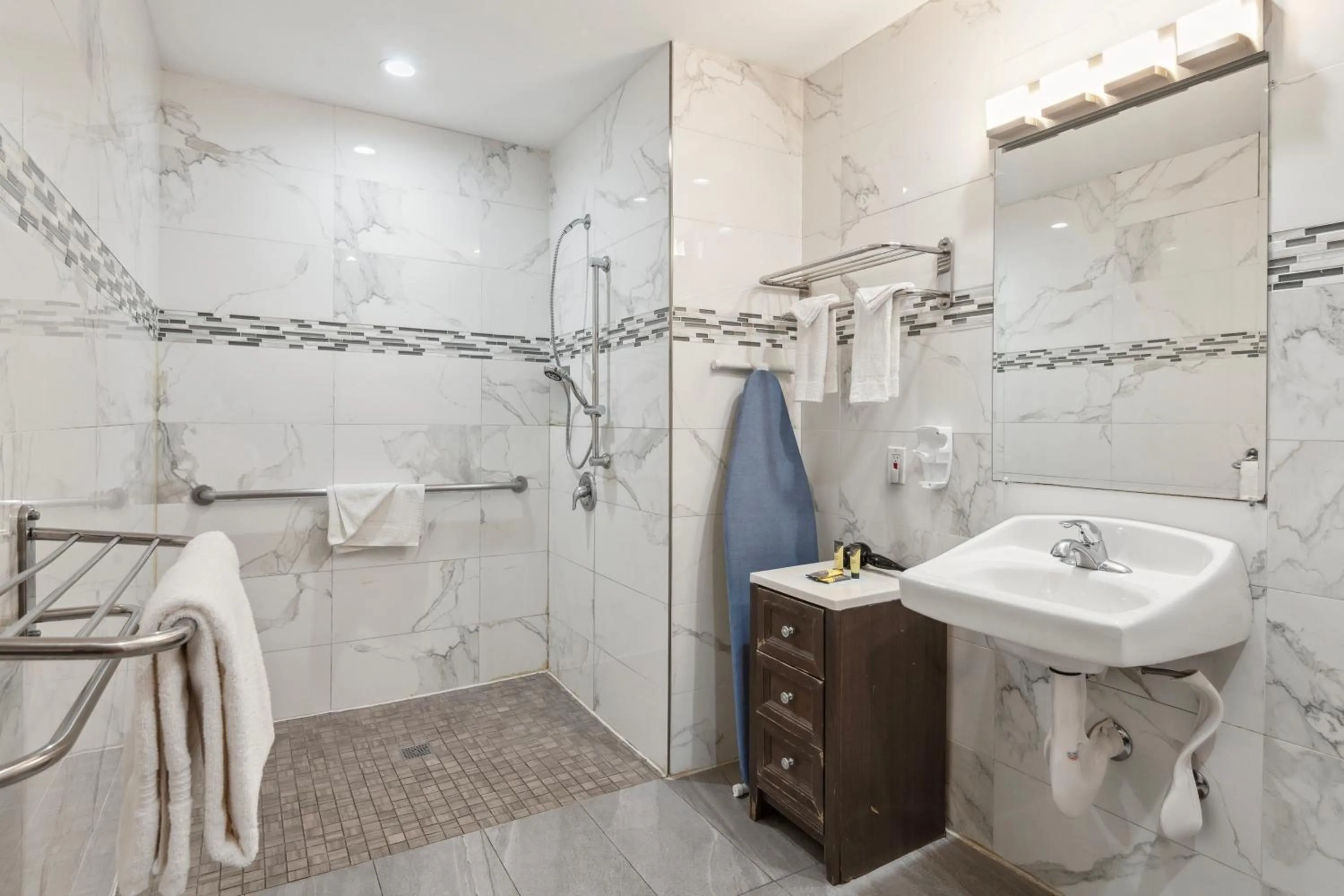 Shower in Hotel H-Wood