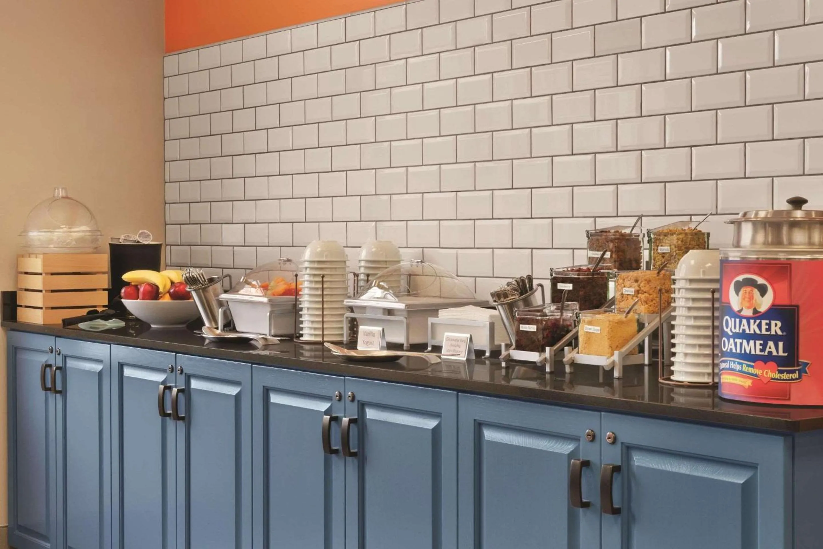 Breakfast in Country Inn & Suites by Radisson, Grand Rapids East, MI