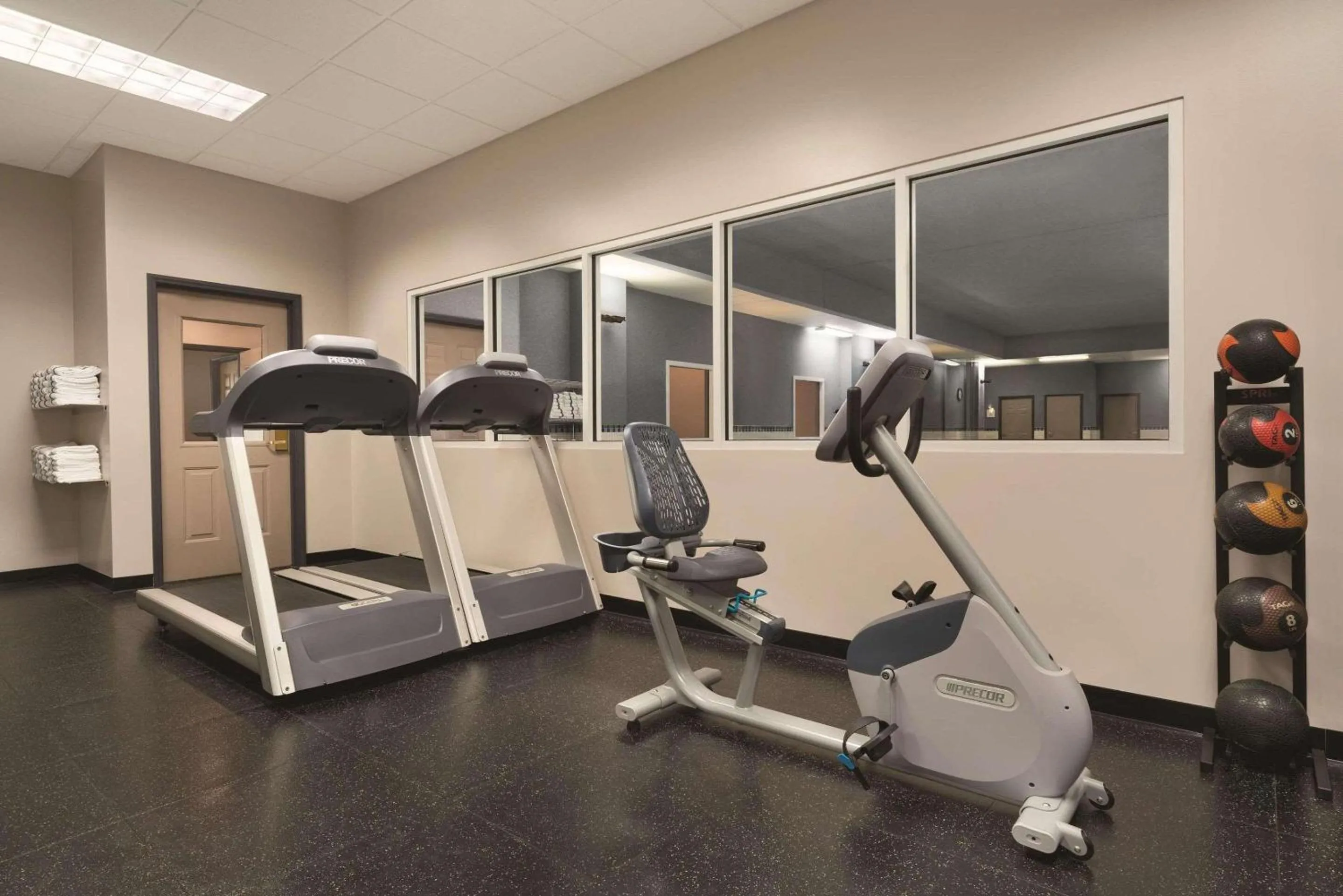 Fitness centre/facilities in Country Inn & Suites by Radisson, Grand Rapids East, MI