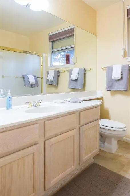 Spacious golf course house with pool heater, spa