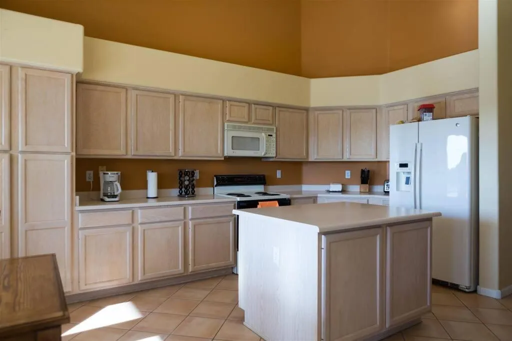 Spacious golf course house with pool heater, spa