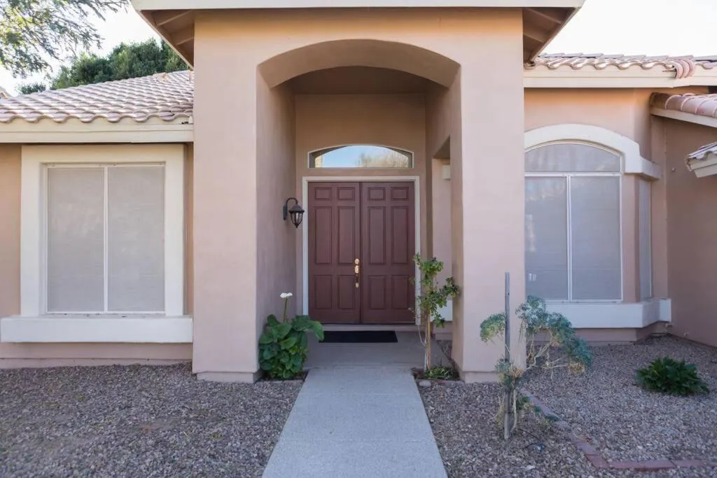 Spacious golf course house with pool heater, spa