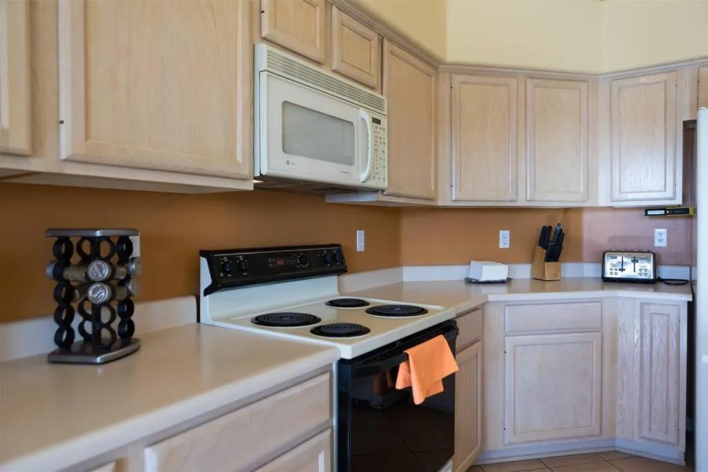 Spacious golf course house with pool heater, spa