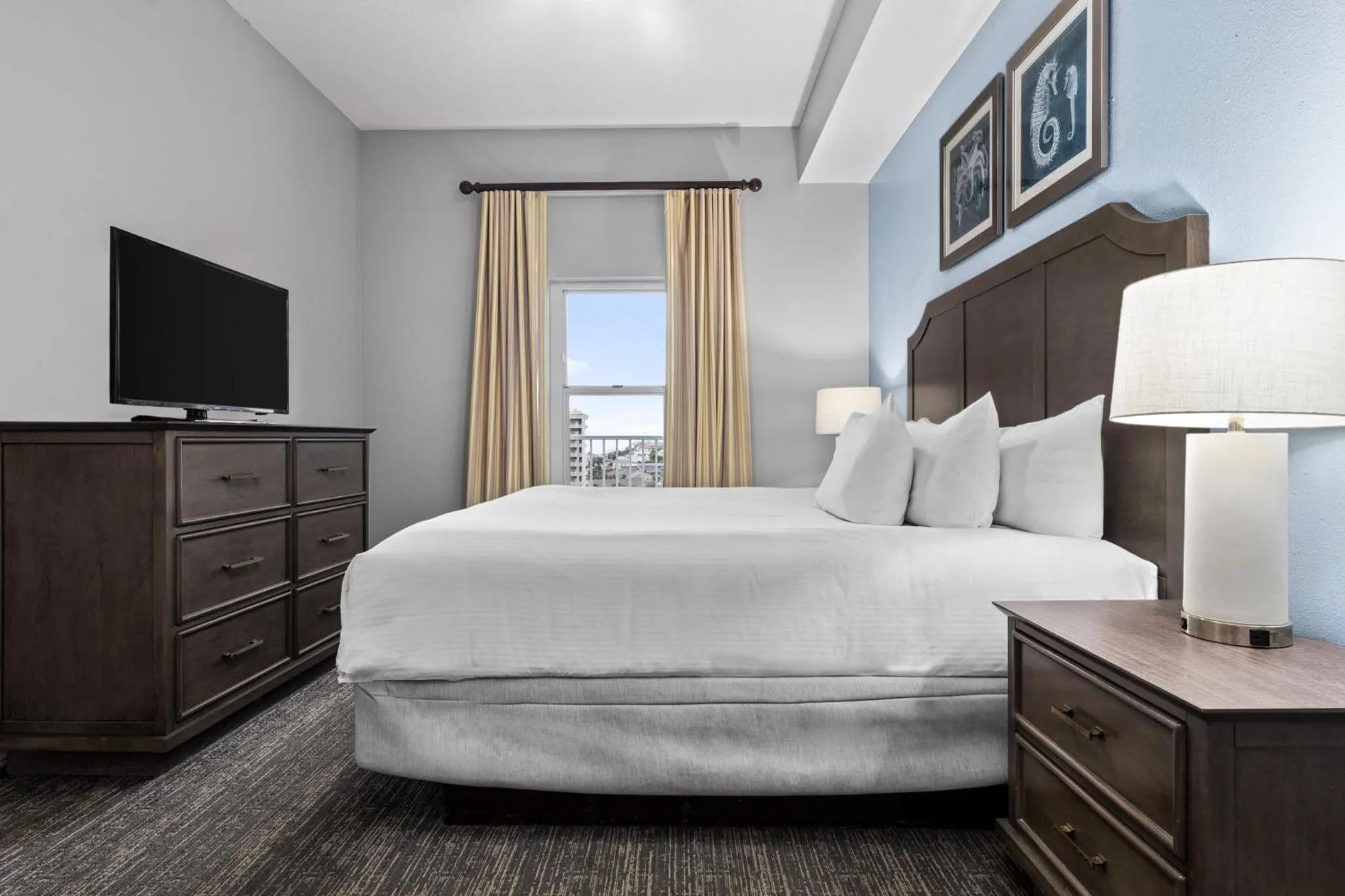 Bedroom, Bed in Club Wyndham at Majestic Sun