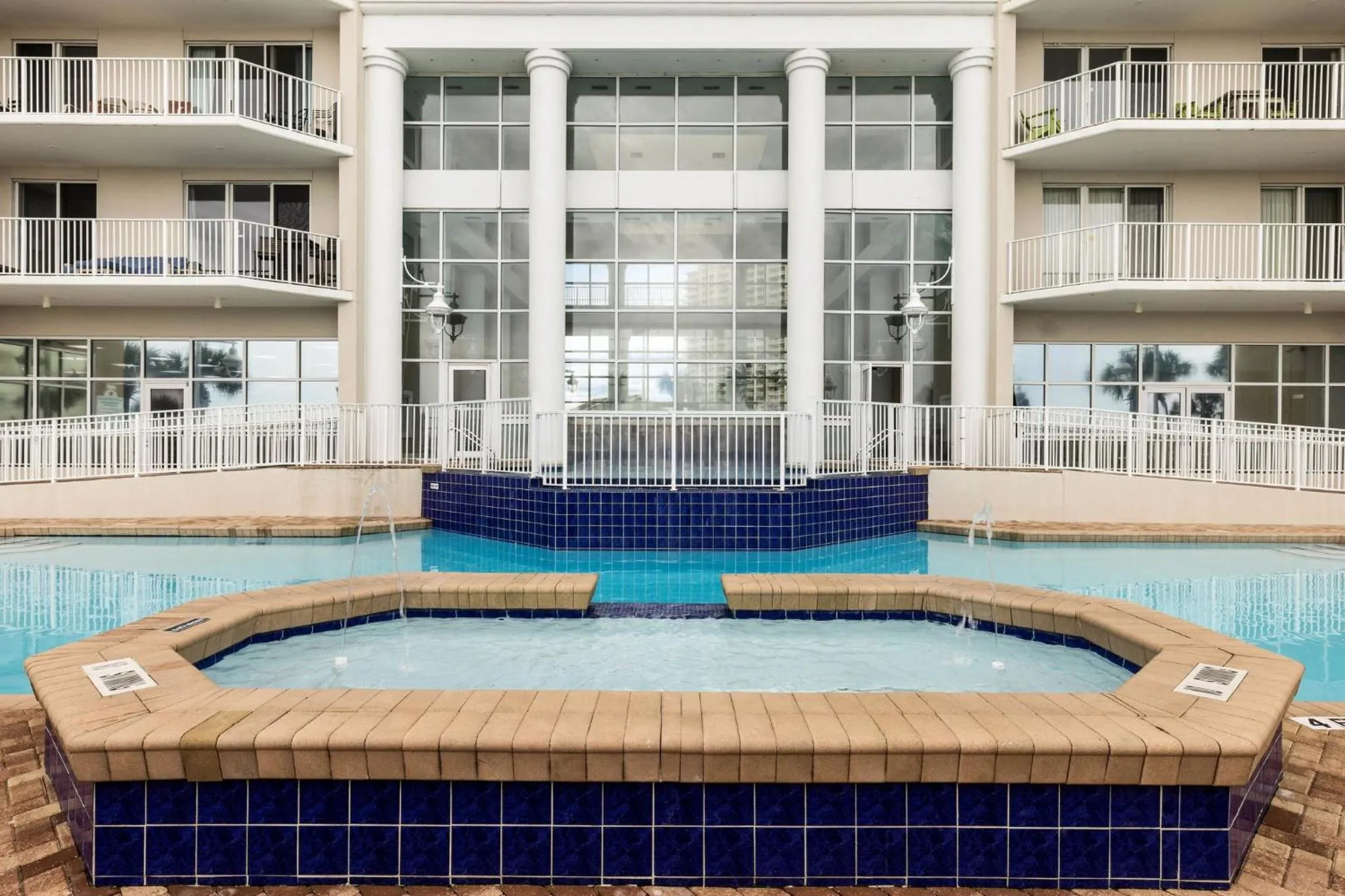 Swimming pool in Club Wyndham at Majestic Sun