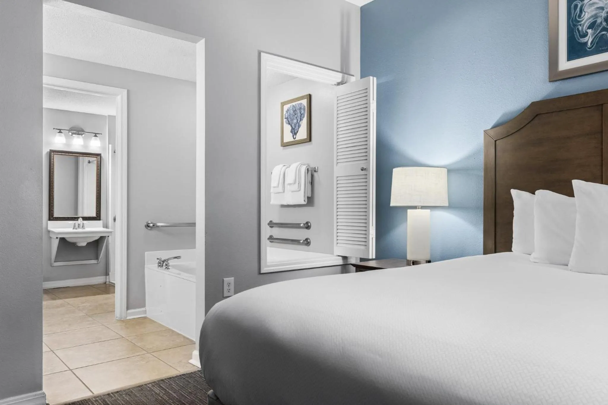 Bedroom, Bed in Club Wyndham at Majestic Sun