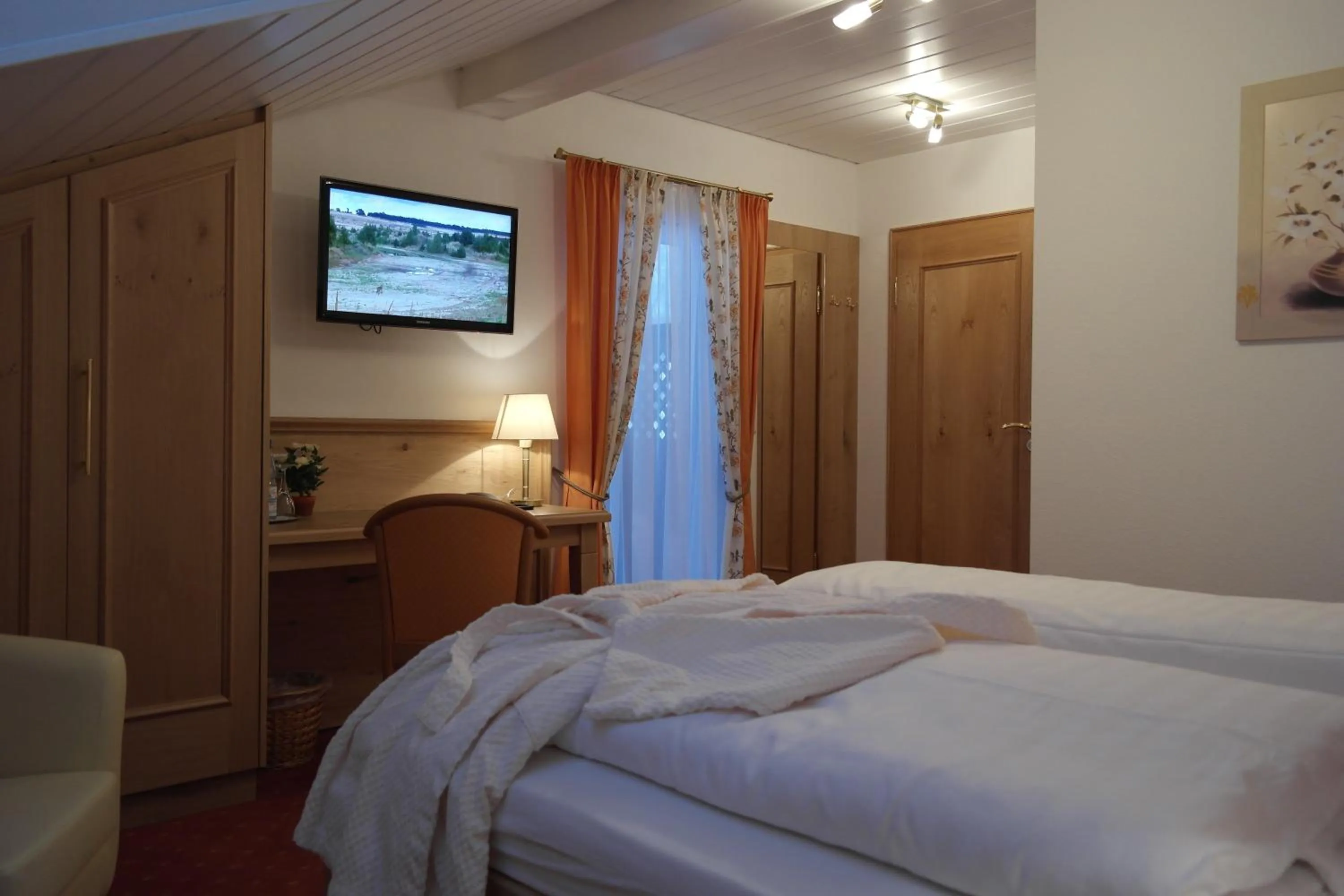 Photo of the whole room, Bed in Landhotel Windlicht