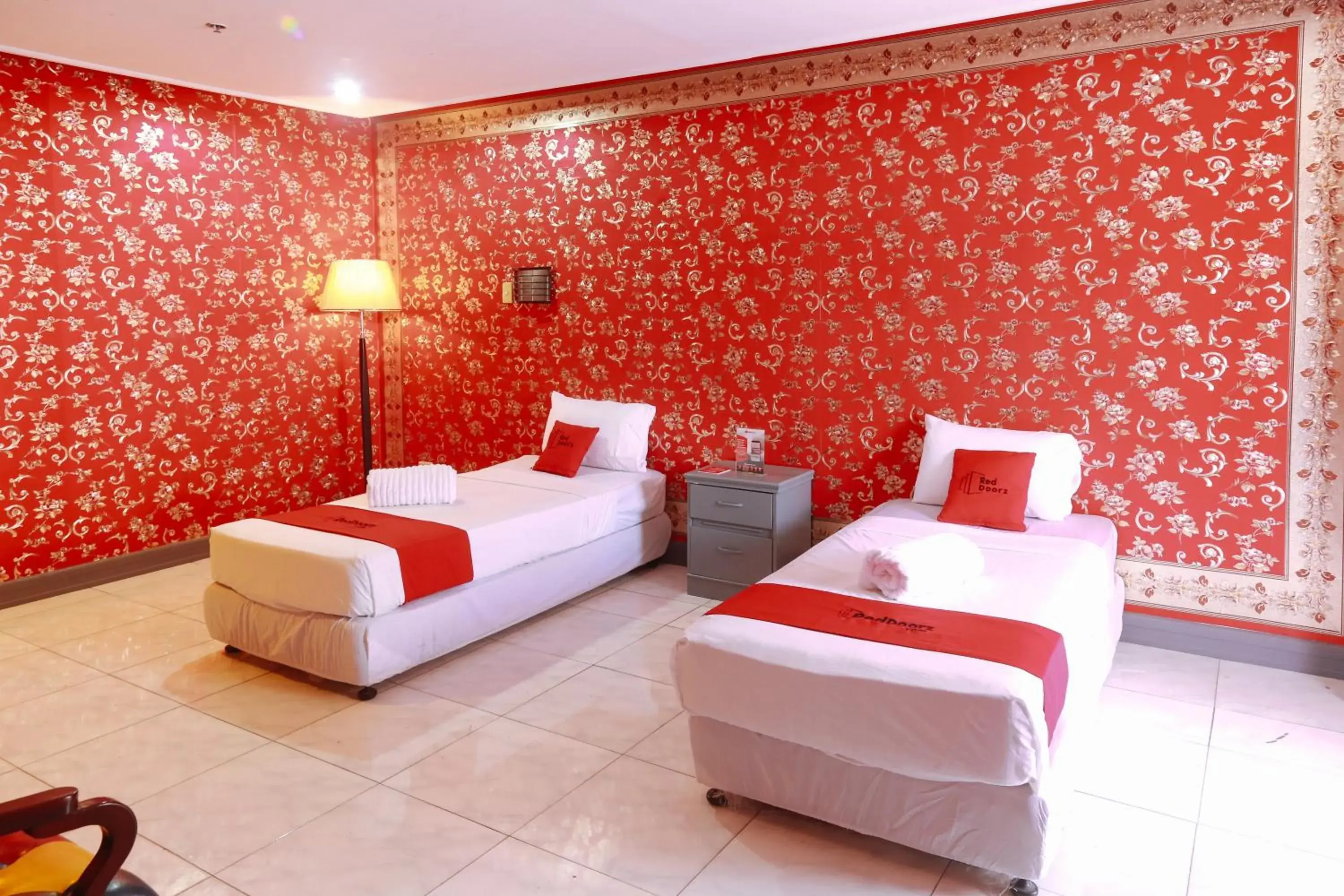 Bed in RedDoorz Plus @ Castle Chateau Iloilo Bed in RedDoorz Plus @ Castle Chateau Iloilo