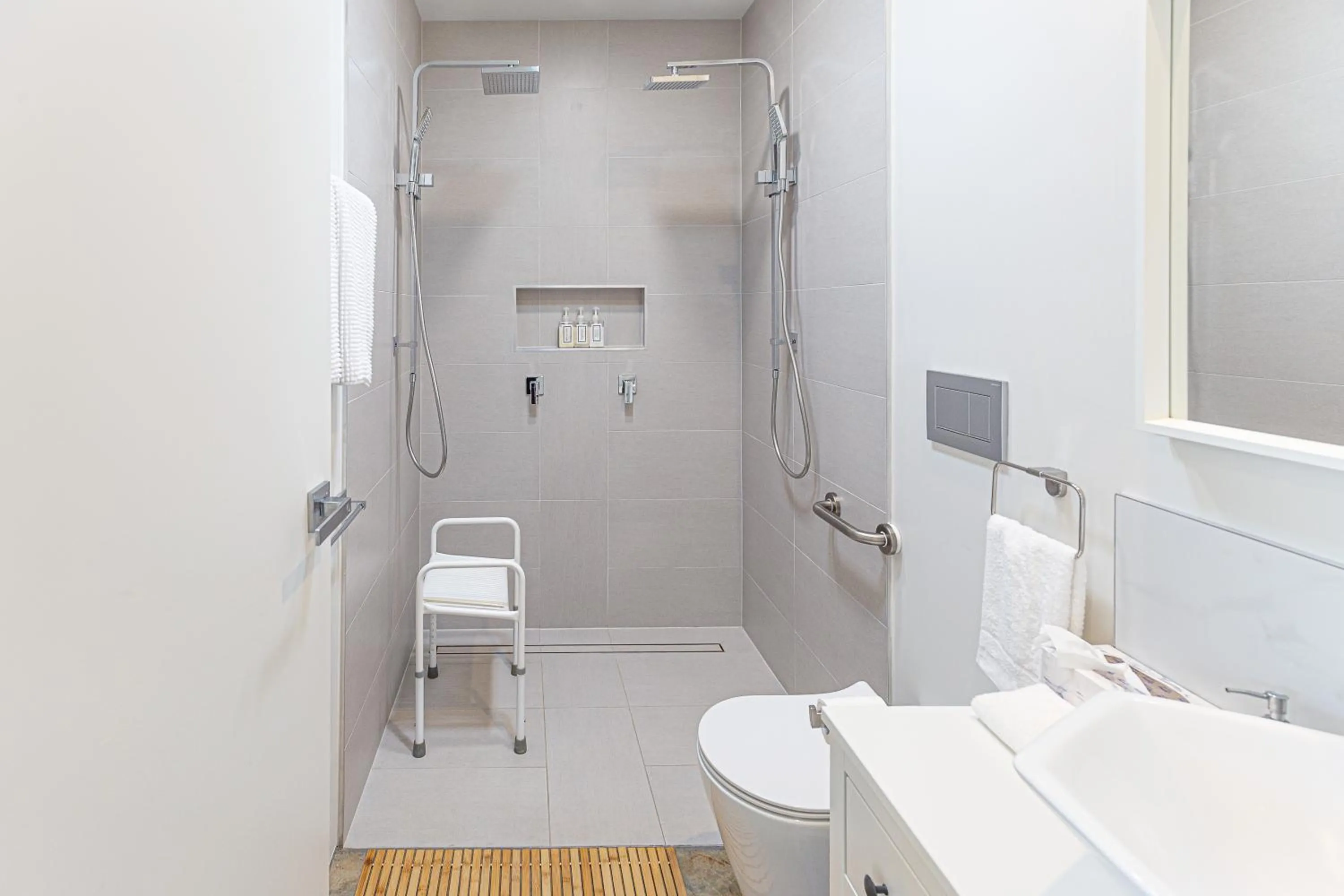 Shower in Hanging Rock Views