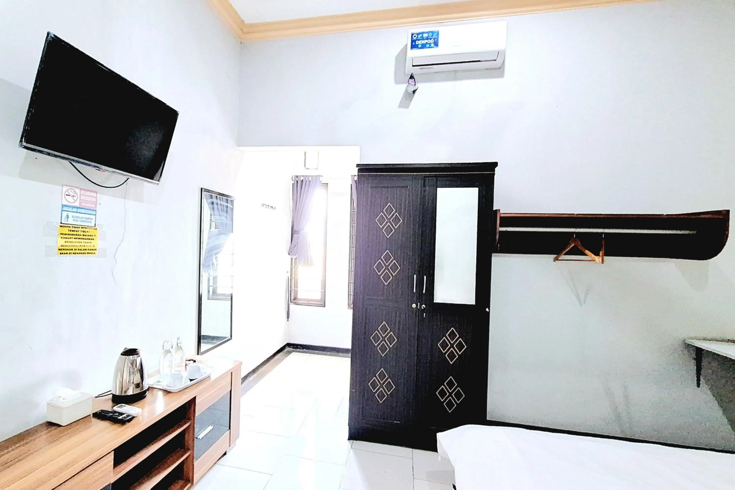Bedroom, Bed in Urbanview The Halona near Jawa Timur Park 4