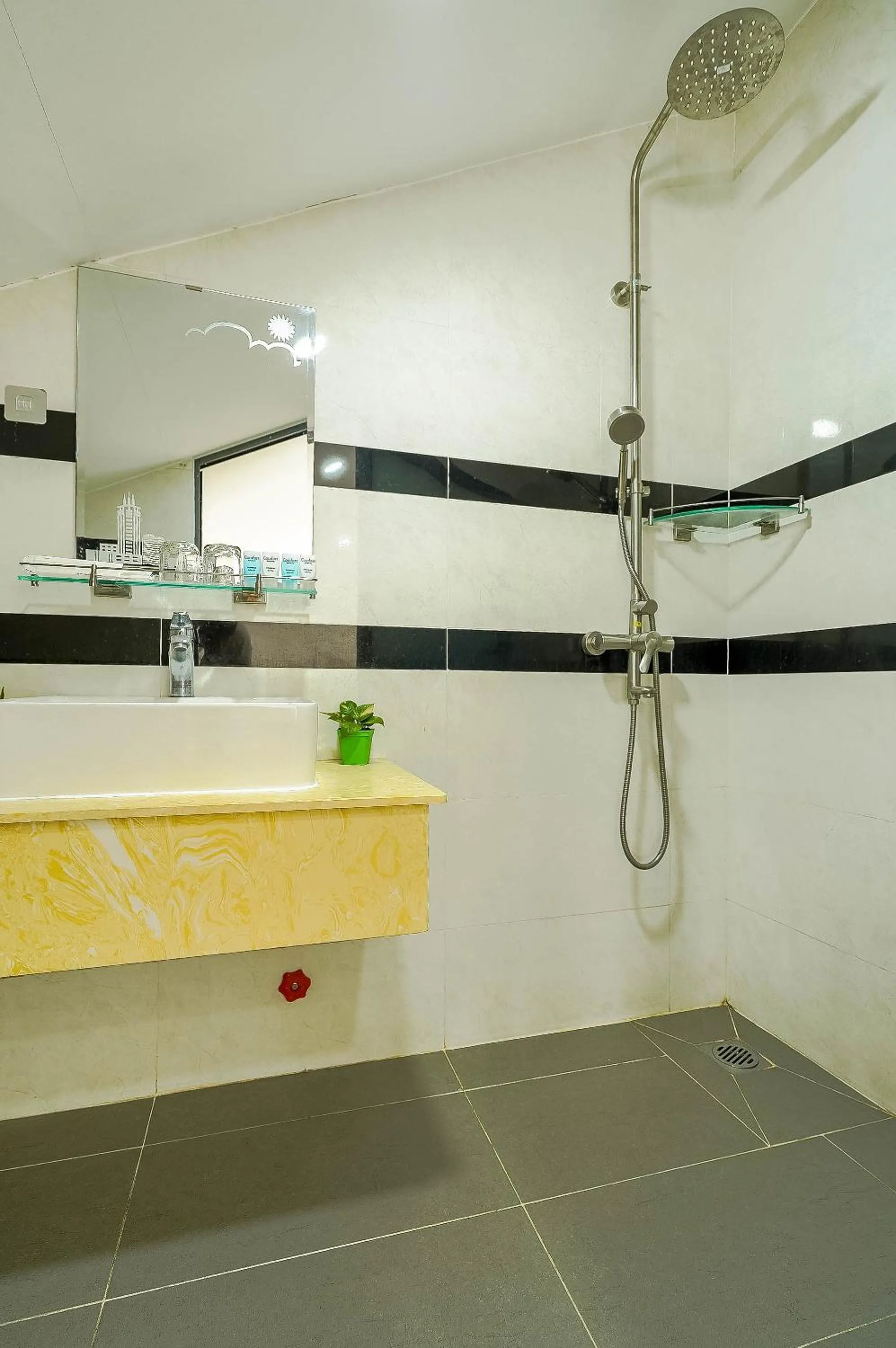 Shower in Spring Hill Apartment -The High Class