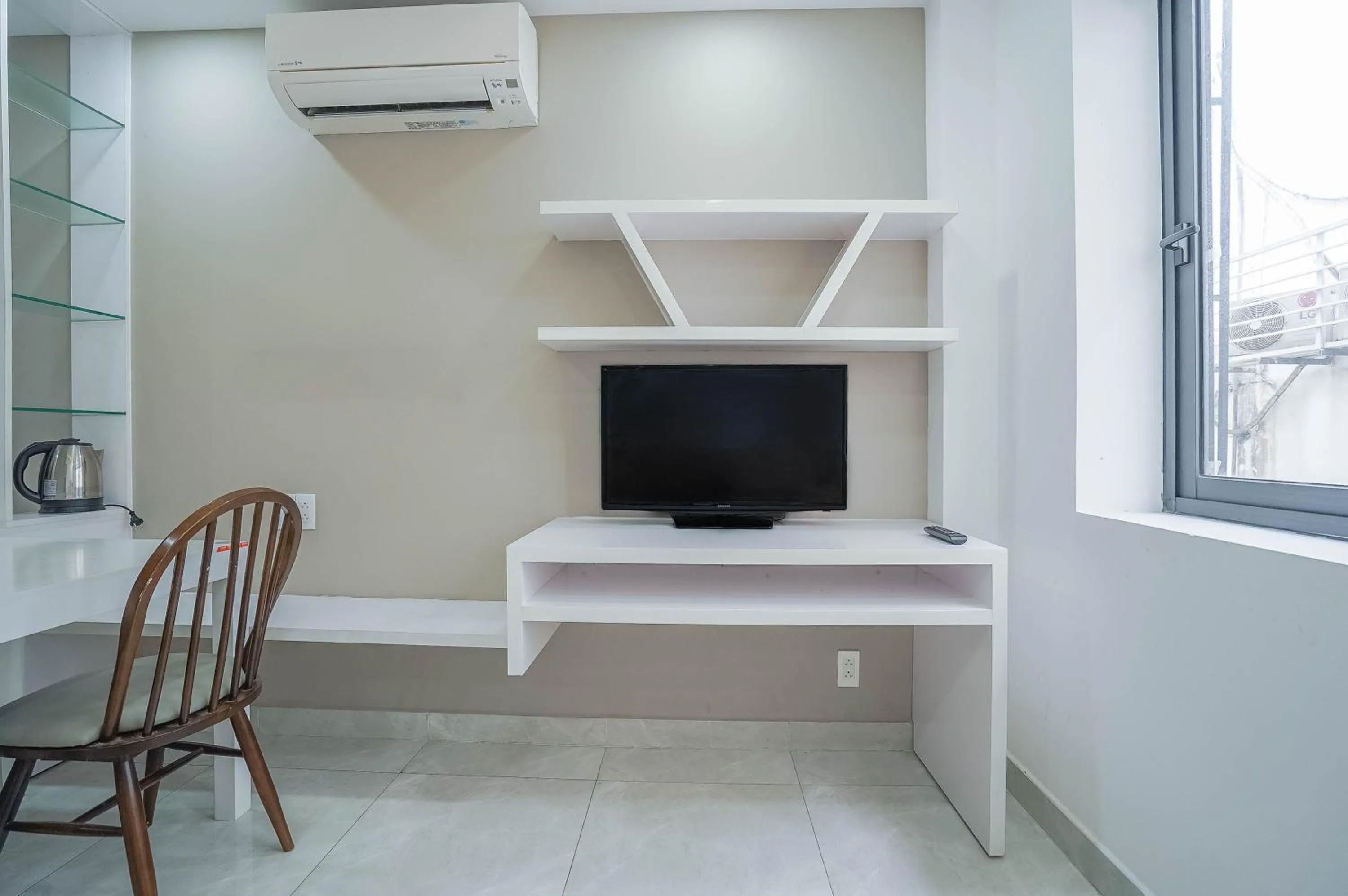 Communal lounge/ TV room in Spring Hill Apartment -The High Class