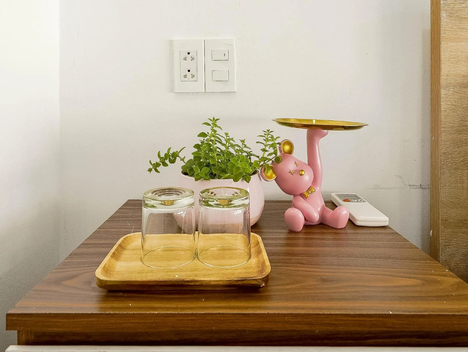 Decorative detail in Spring Hill Apartment -The High Class