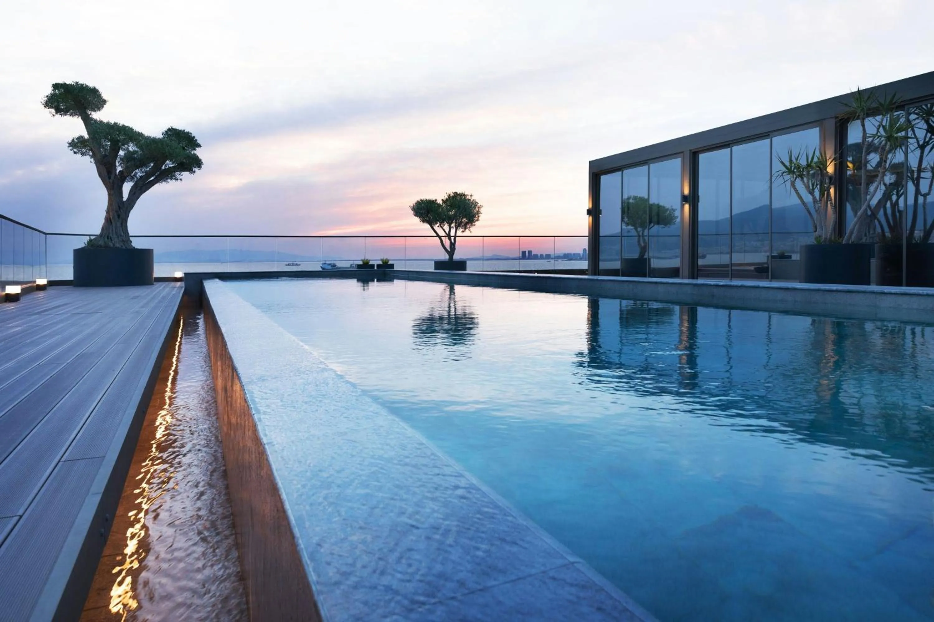 Swimming pool in Izmir Marriott Hotel
