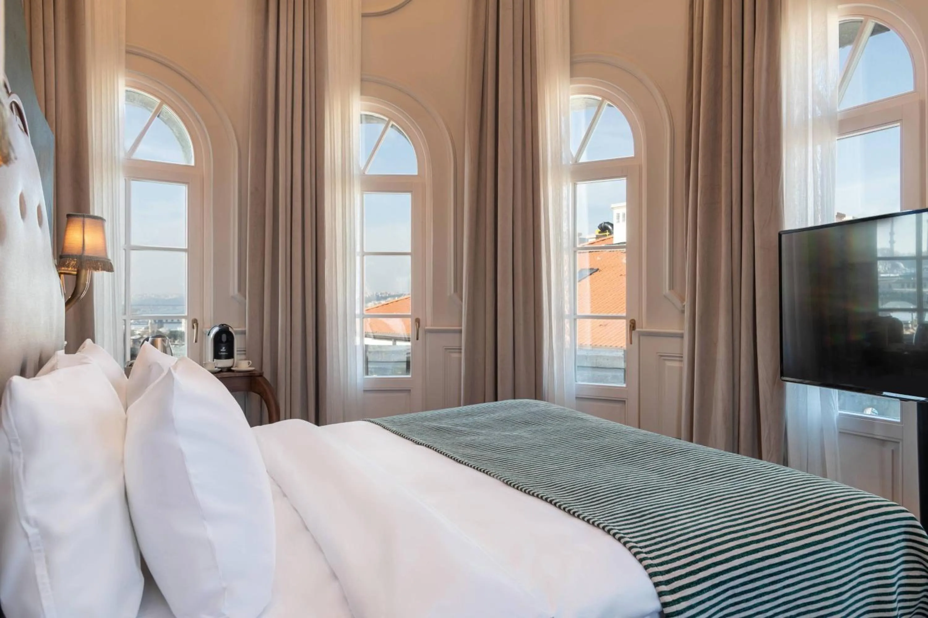 Bedroom, Bed in Orientbank Hotel Istanbul, Autograph Collection