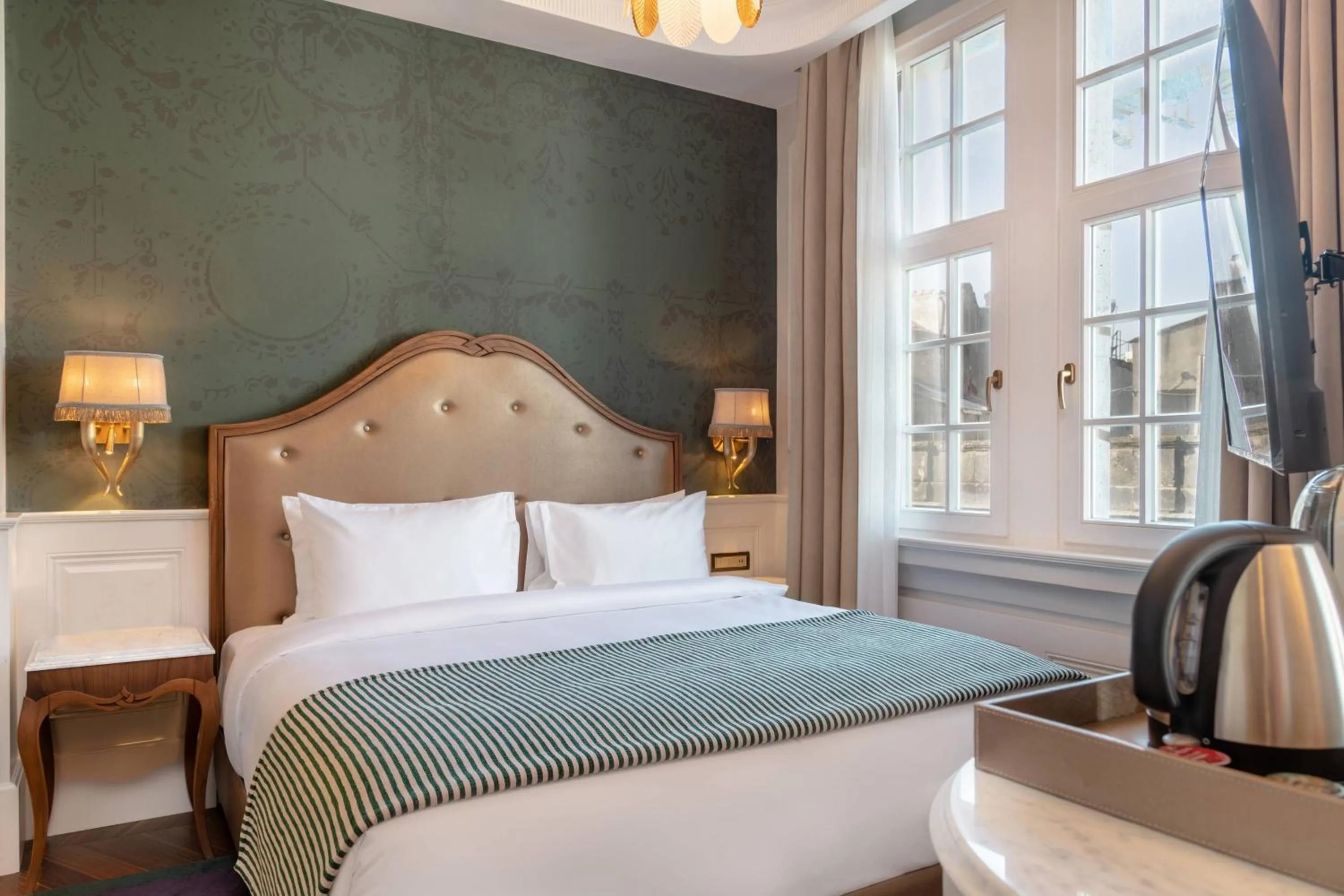 Photo of the whole room, Bed in Orientbank Hotel Istanbul, Autograph Collection