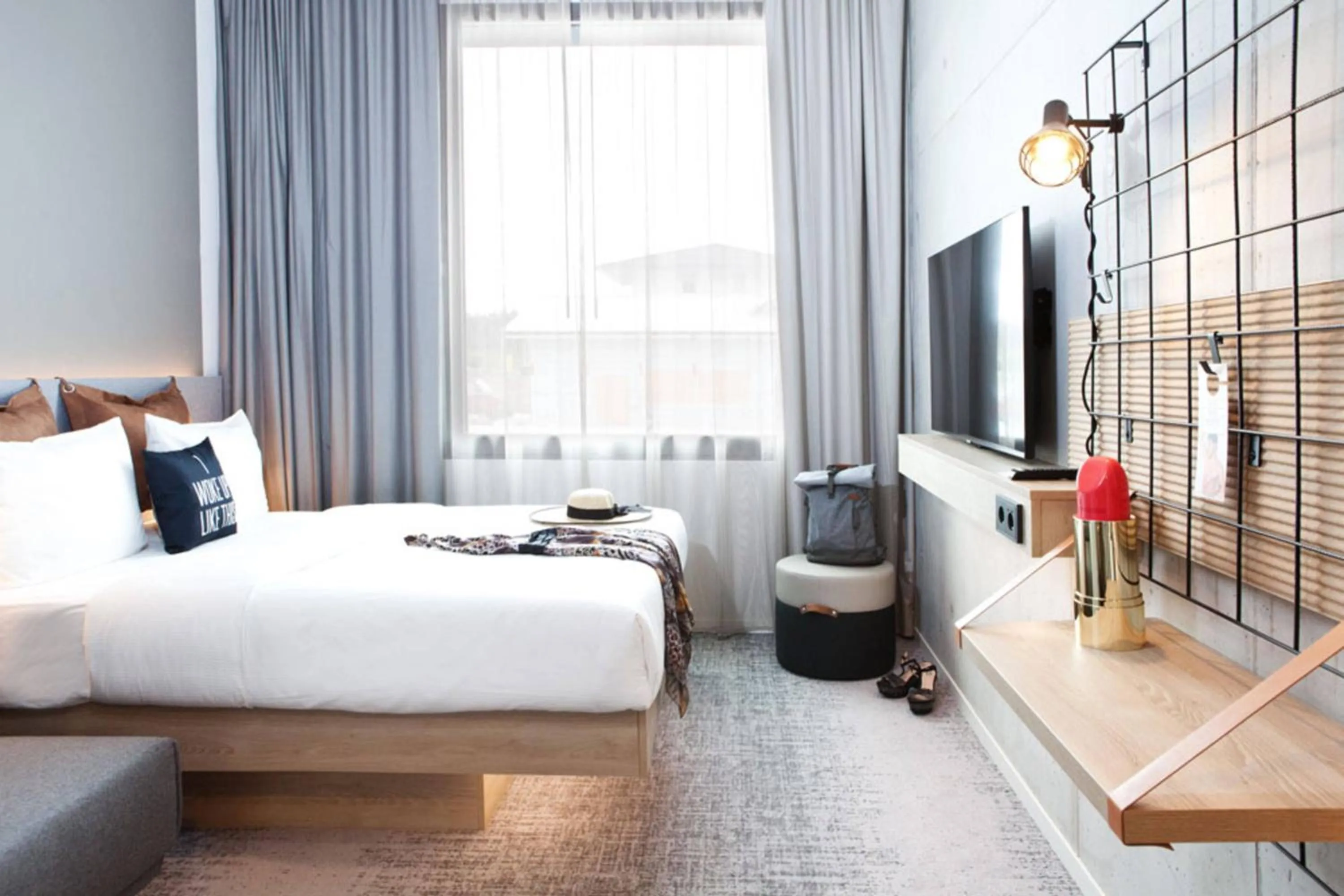 Photo of the whole room, Bed in Moxy Rust