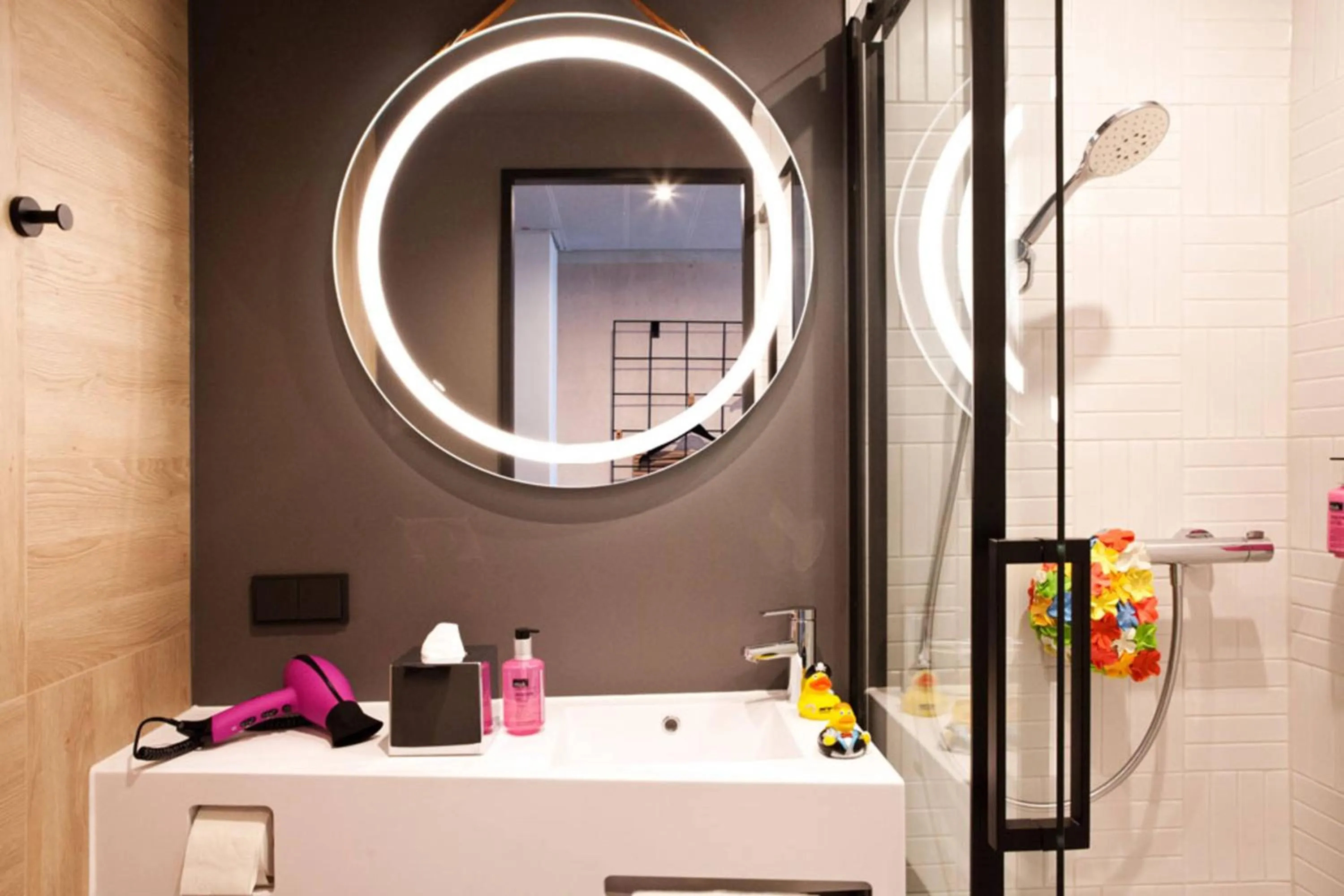 Bathroom in Moxy Rust