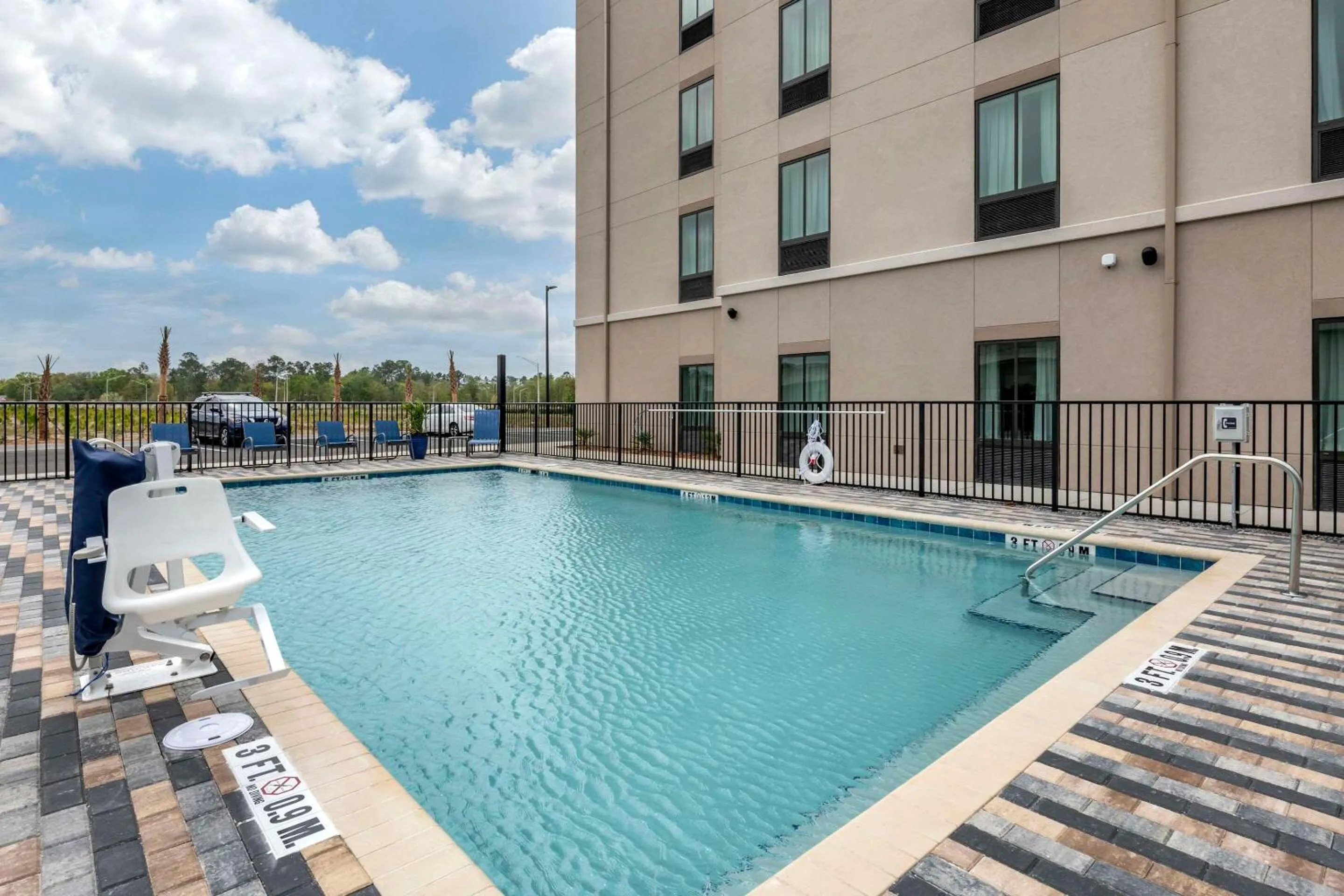 Swimming pool in Comfort Inn & Suites Jacksonville - Orange Park