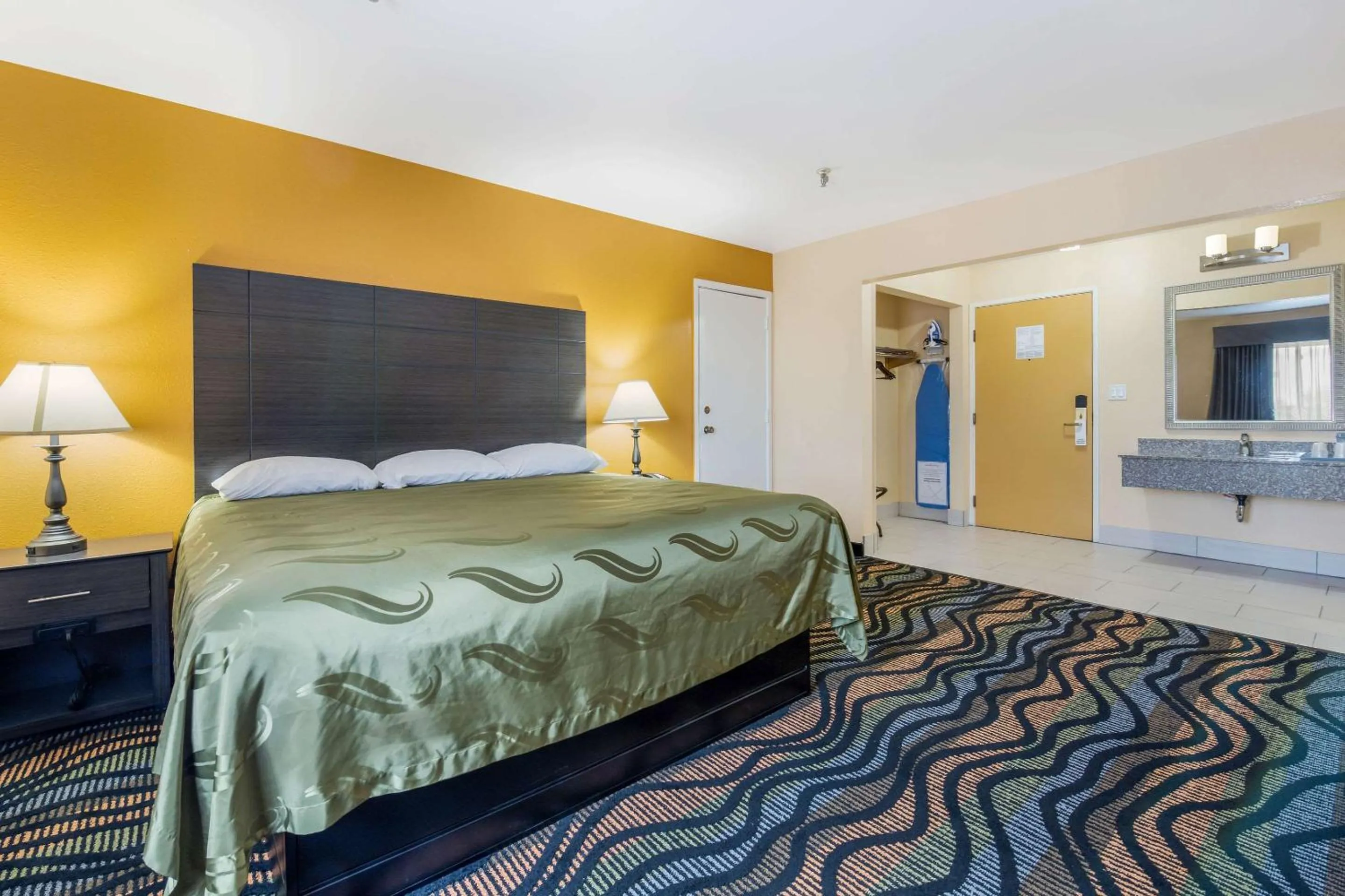 Standard Queen Room - Non Smoking in Rodeway Inn