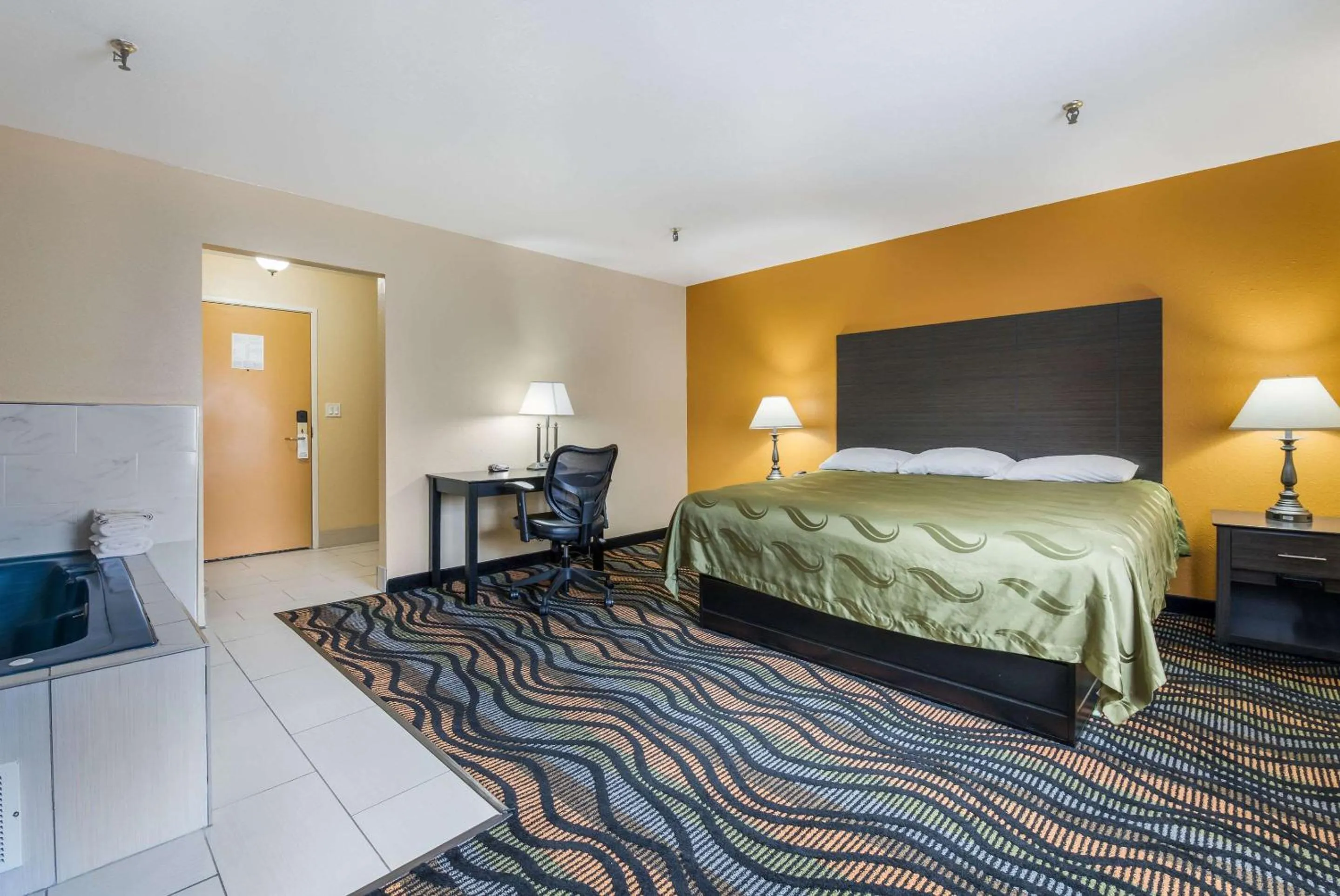 Photo of the whole room, Bed in Equality Inn