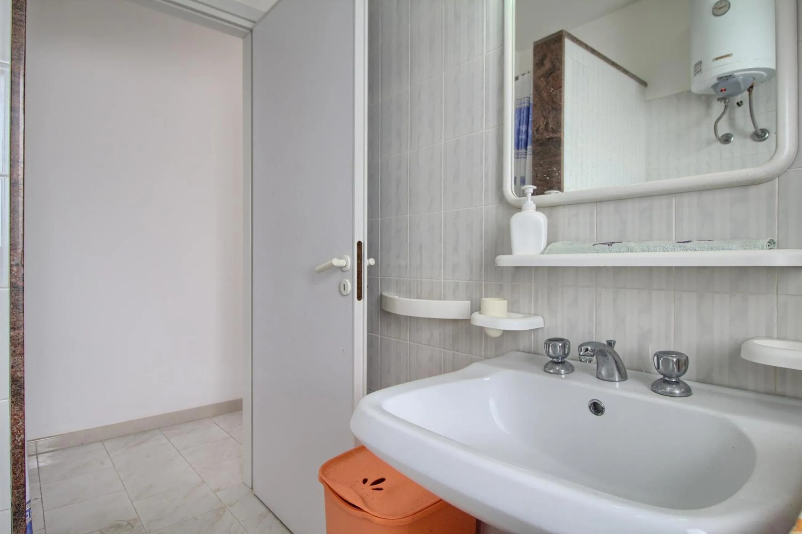 Bathroom in Front Beach Torre Mozza by LoveSud