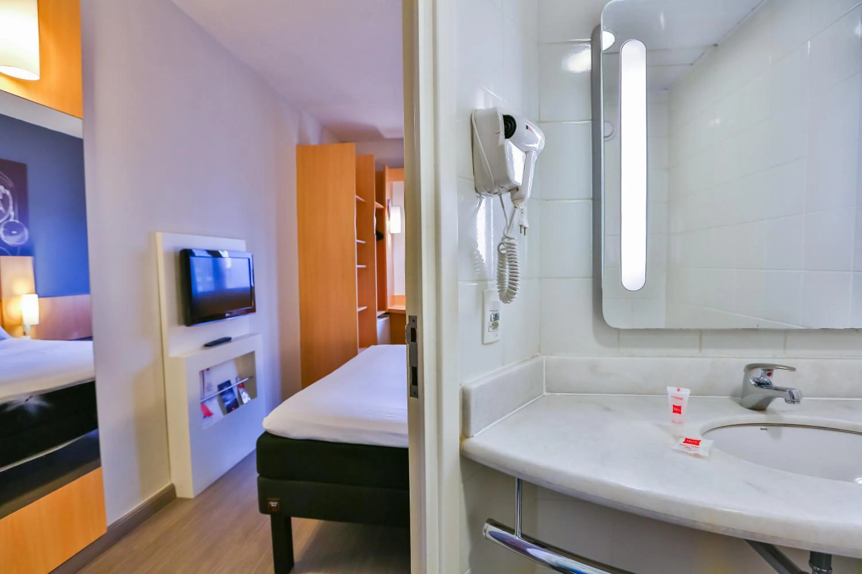 Bathroom, Bed in ibis Goiânia