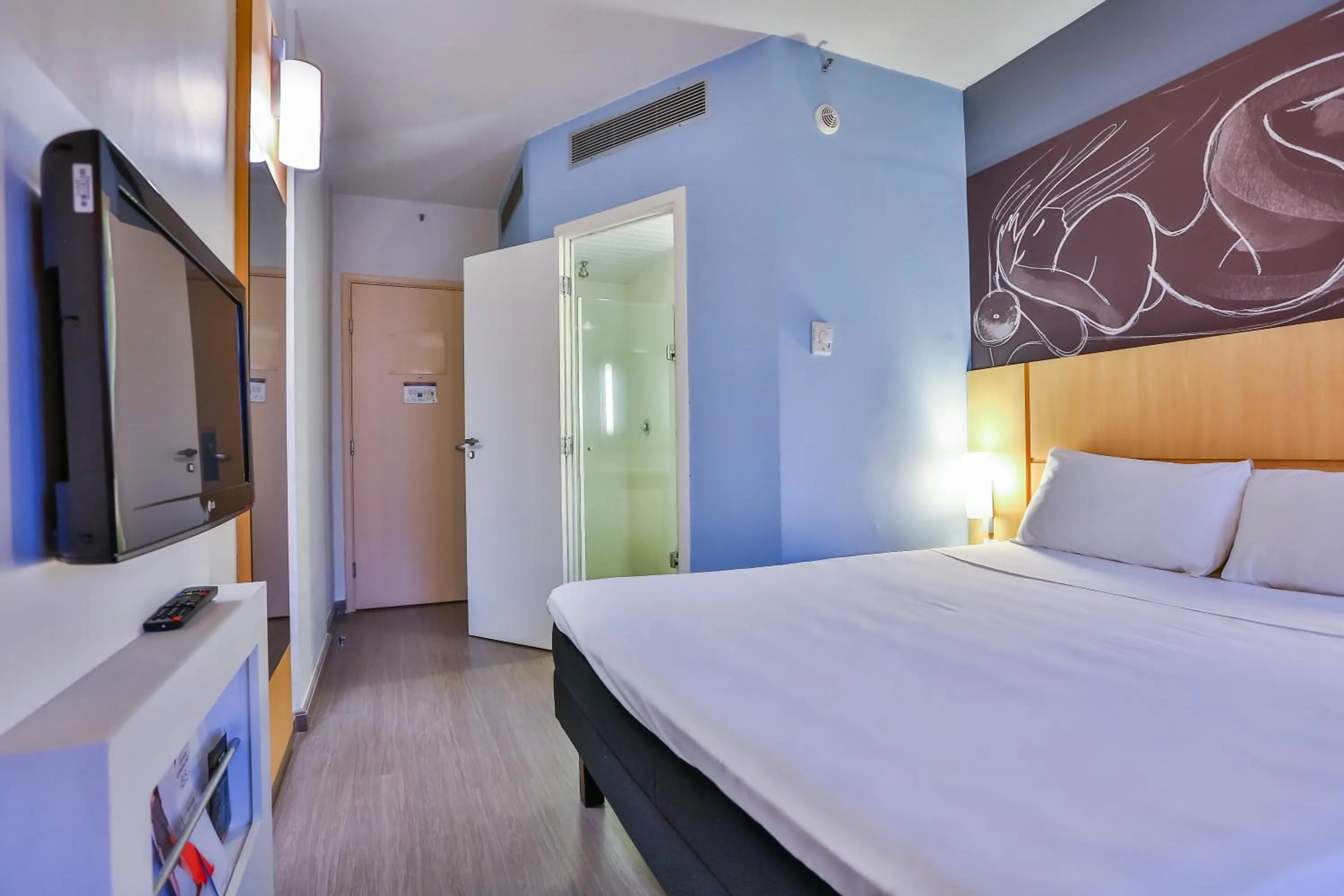 Photo of the whole room, Bed in ibis Goiânia