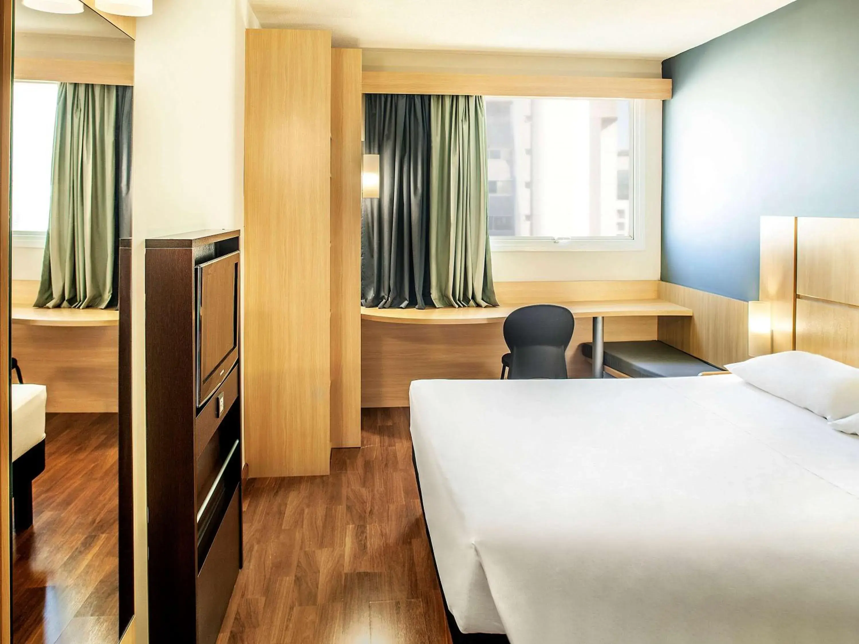 TV and multimedia, Bed in Ibis Belo Horizonte Savassi TV and multimedia, Bed in Ibis Belo Horizonte Savassi