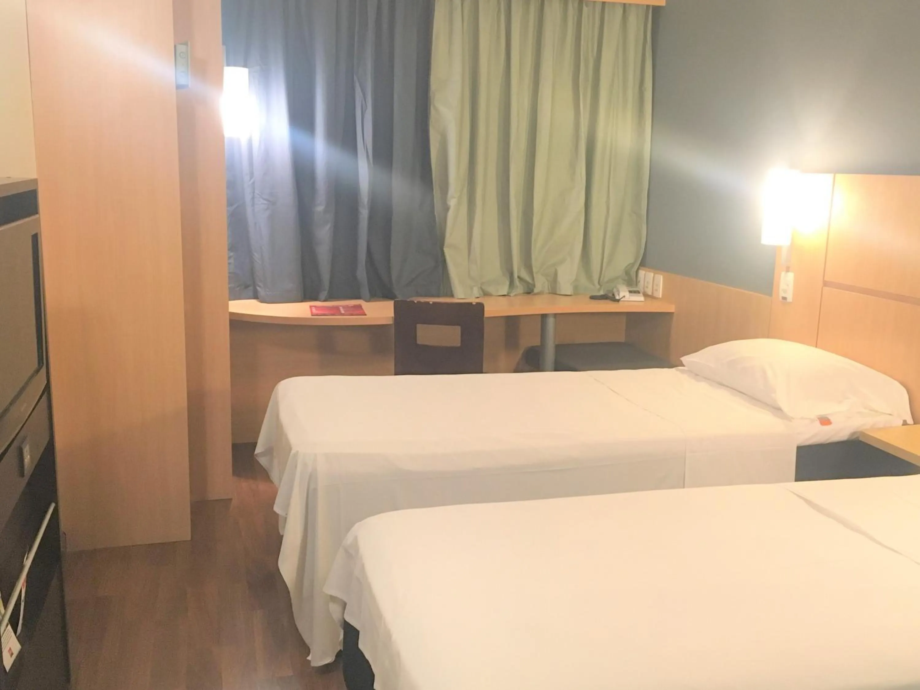 Photo of the whole room, Bed in Ibis Belo Horizonte Savassi