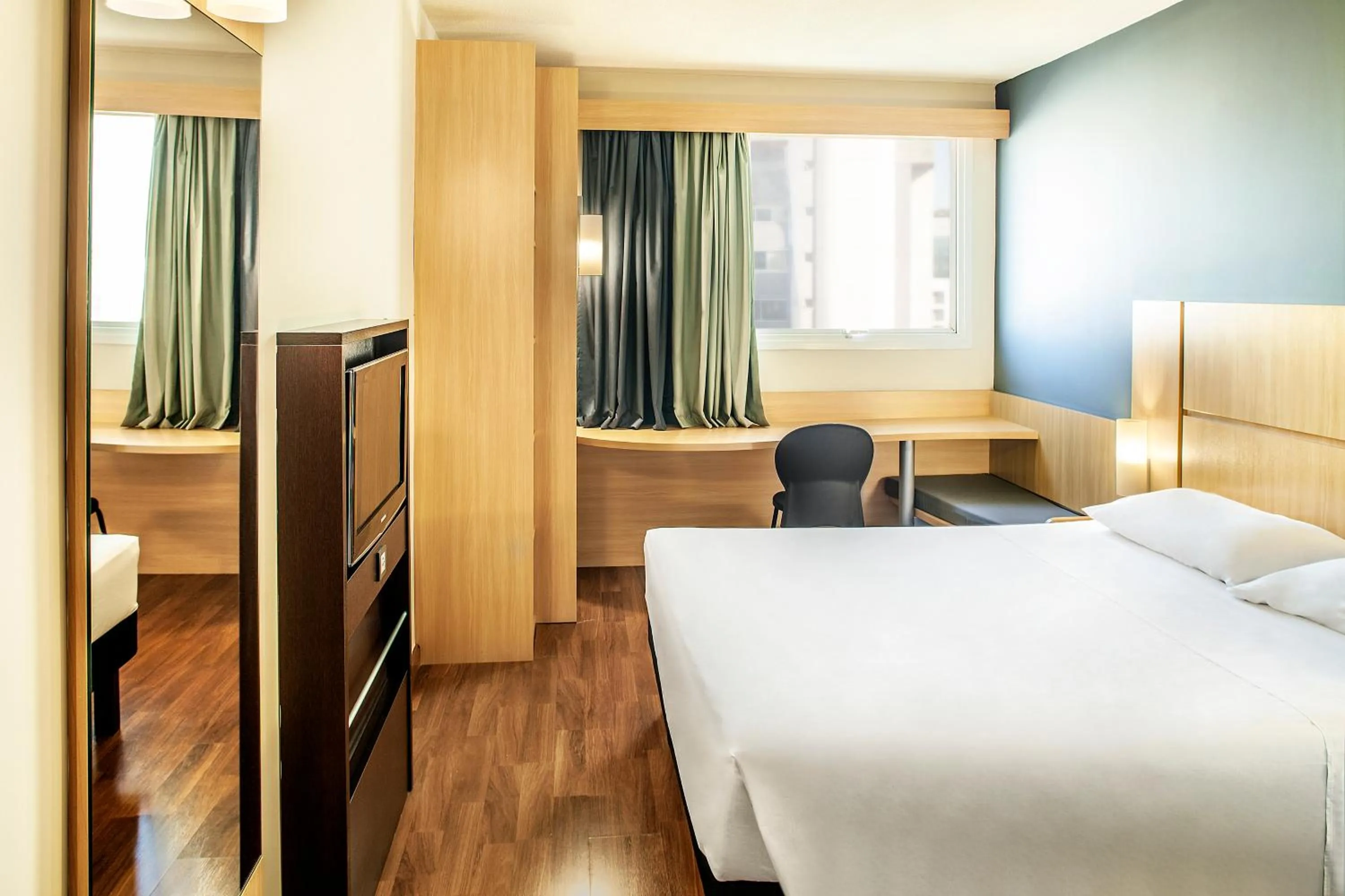 Photo of the whole room, Bed in Ibis Belo Horizonte Savassi