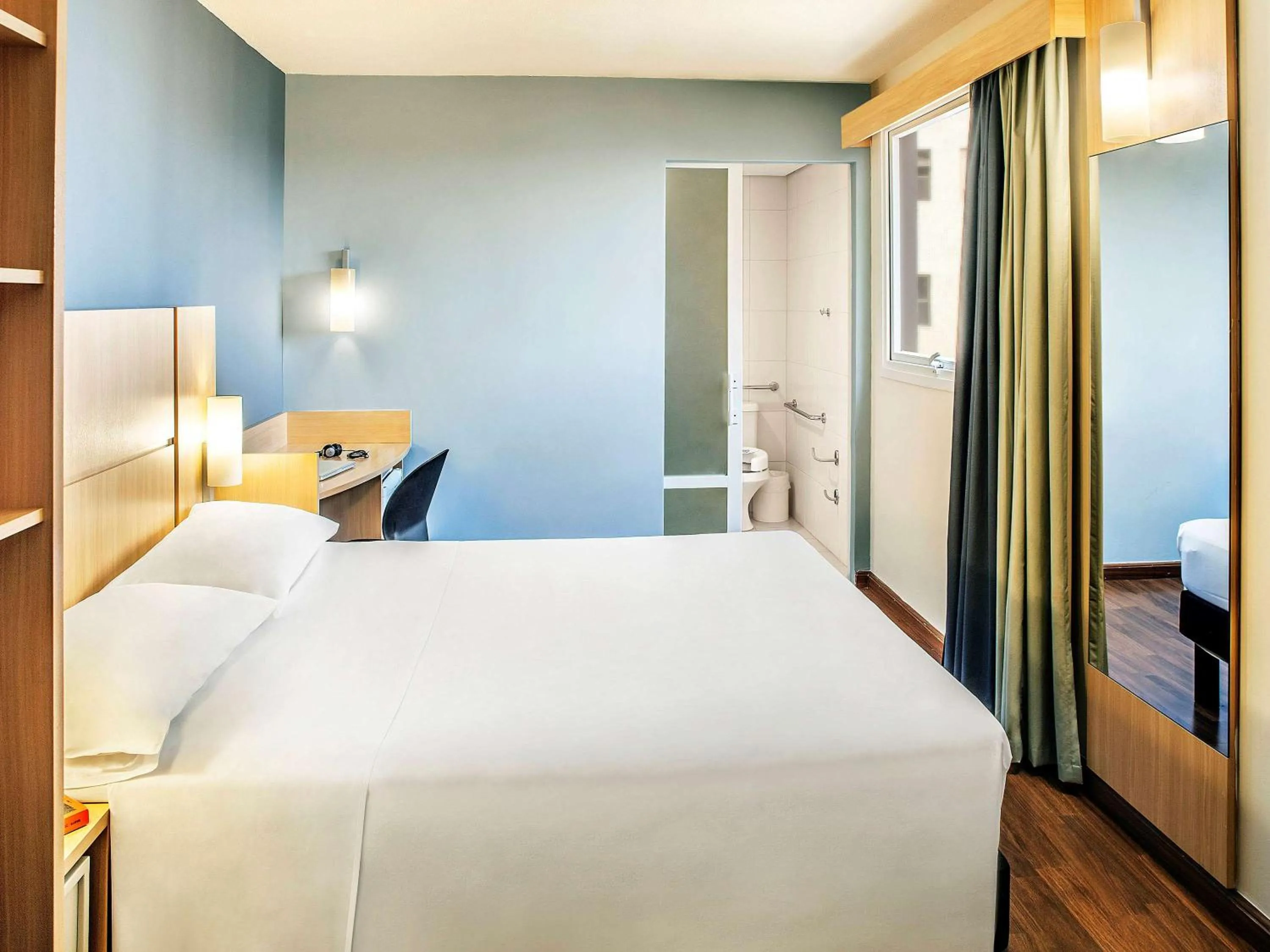 Photo of the whole room, Bed in Ibis Belo Horizonte Savassi