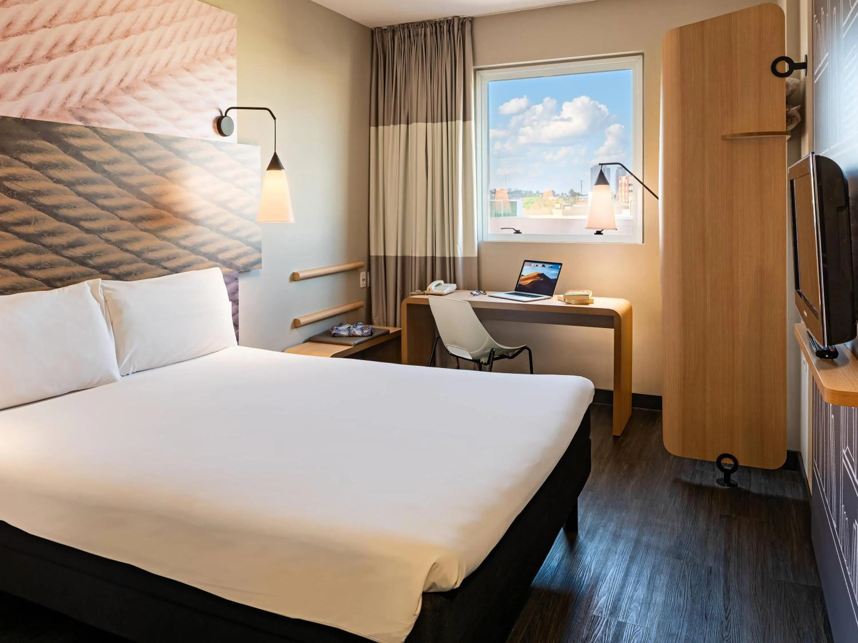 Bedroom, Bed in ibis Ribeirao Preto Shopping