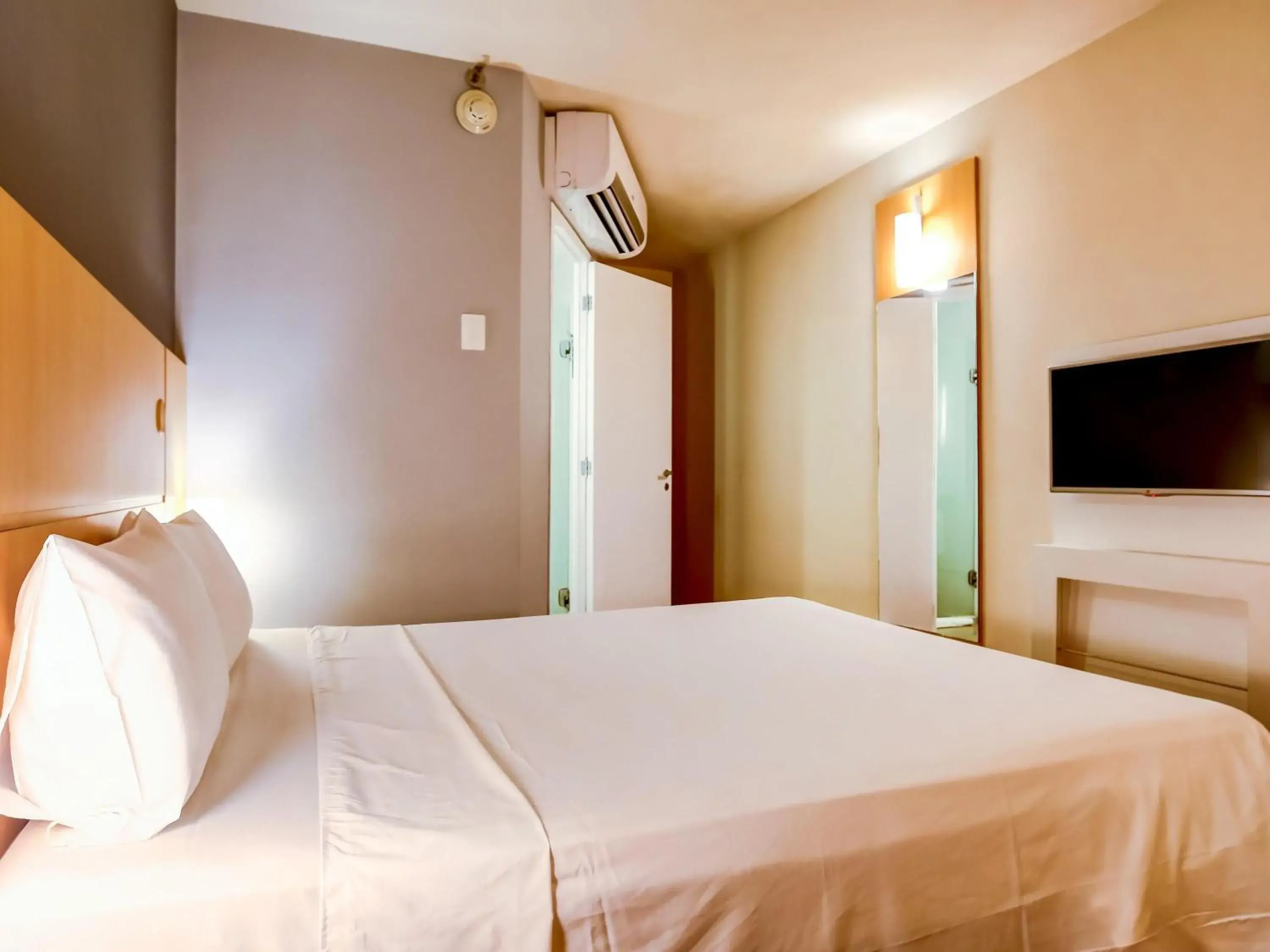 Bedroom, Bed in ibis Rio de Janeiro Santos Dumont Bedroom, Bed in ibis Rio de Janeiro Santos Dumont