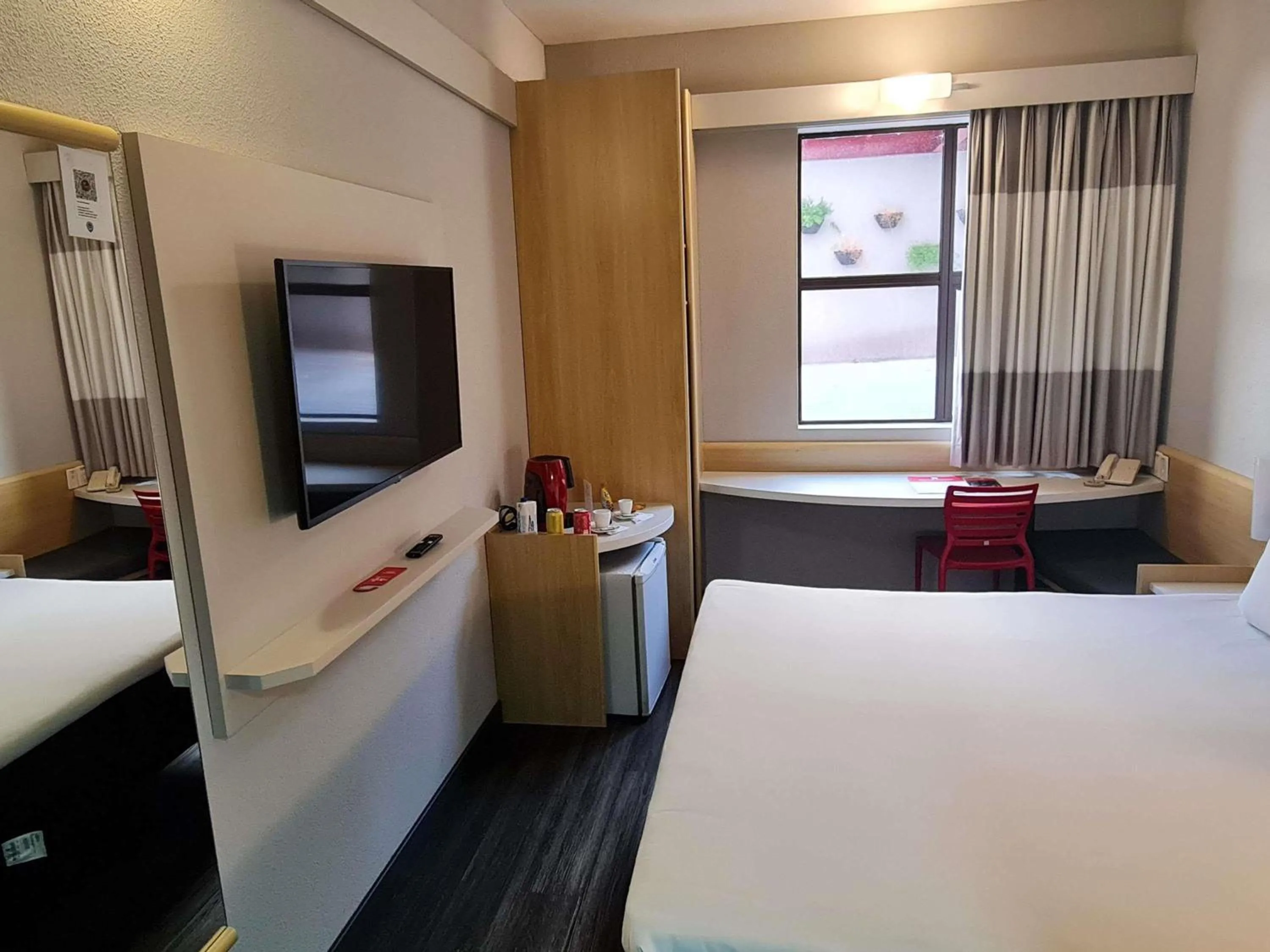 Bedroom, Bed in Ibis Maringa