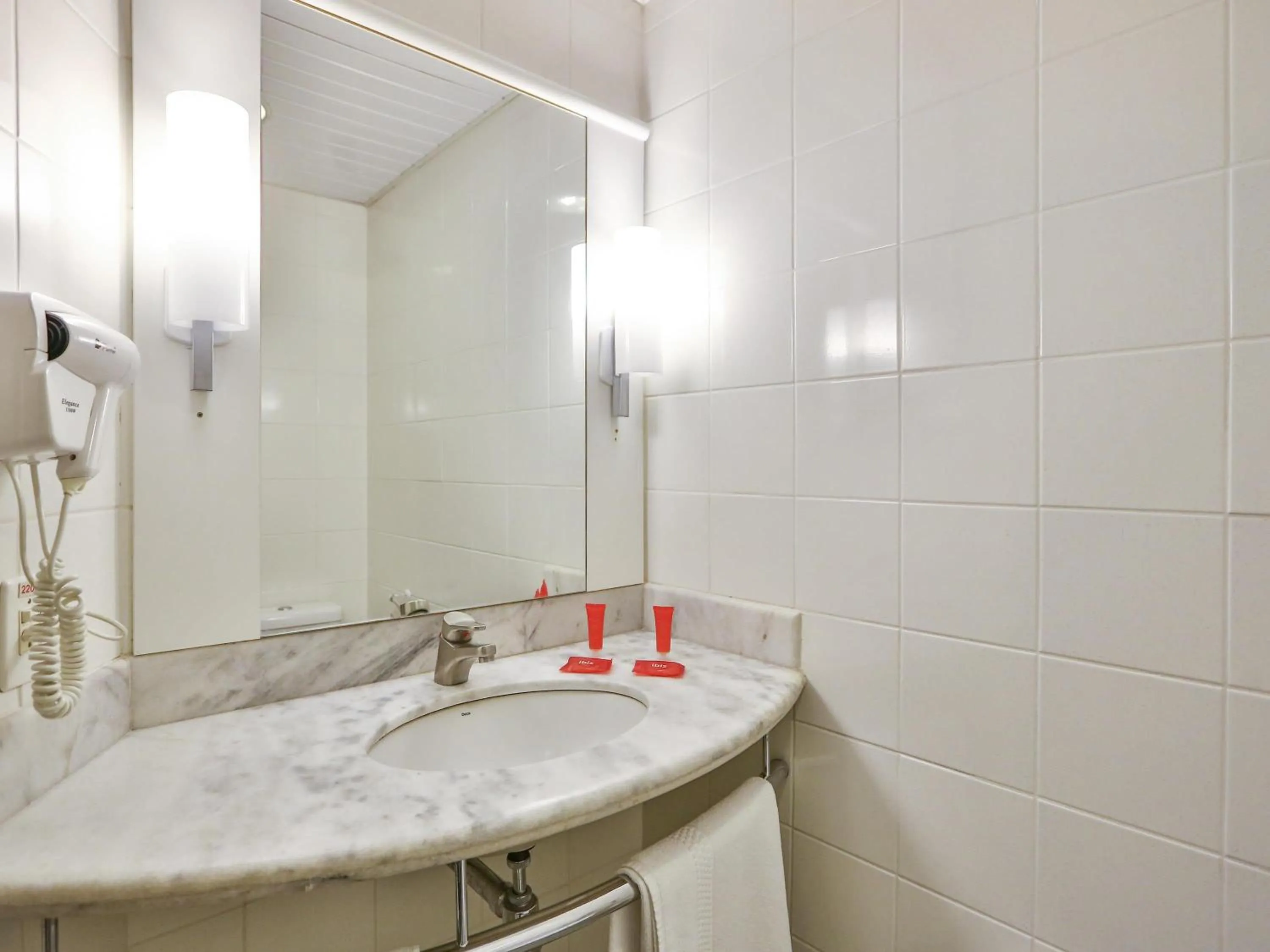 Bedroom in Ibis Maringa