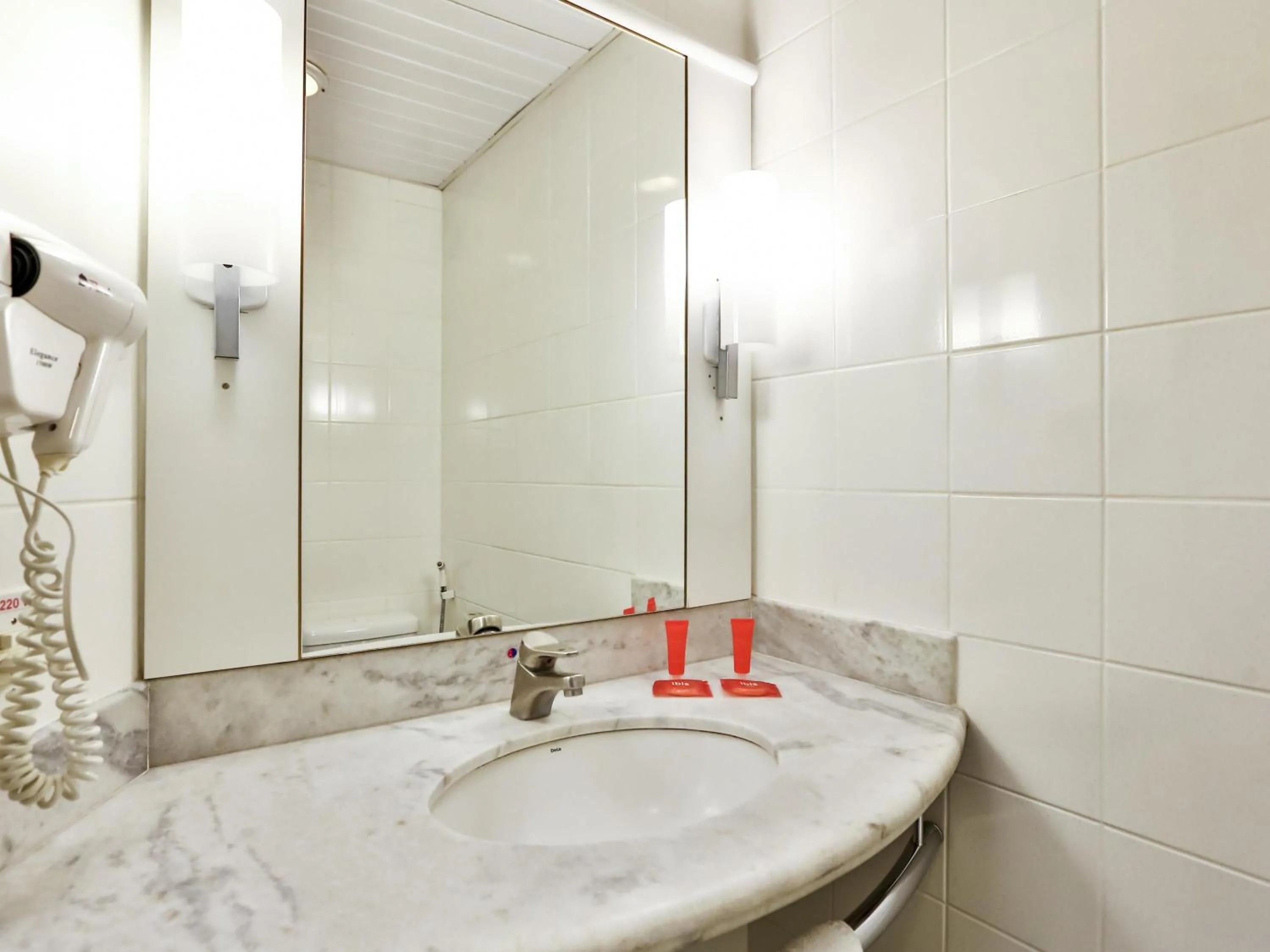 Bedroom in Ibis Maringa