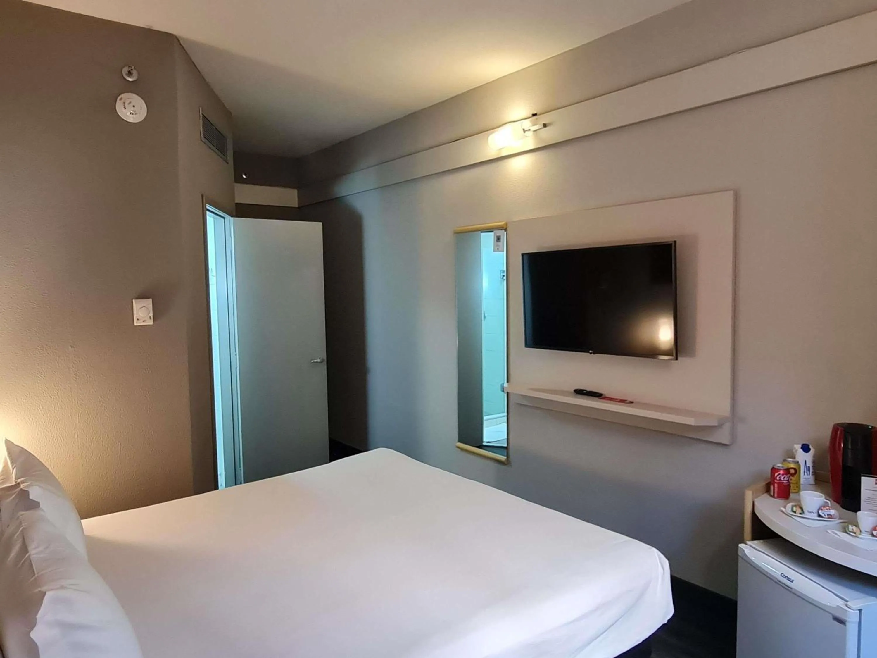 Bedroom, Bed in Ibis Maringa