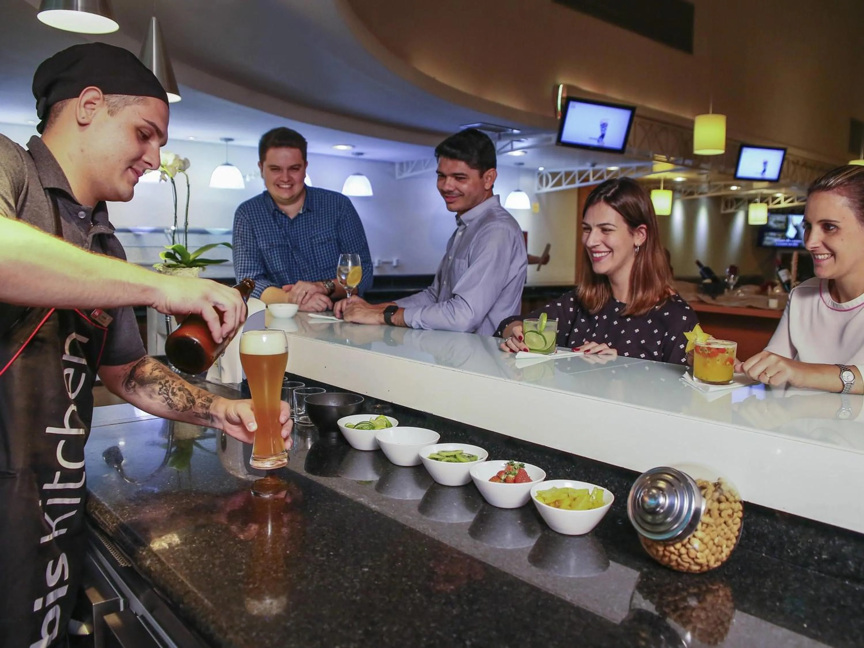 Lounge or bar in Ibis Maringa