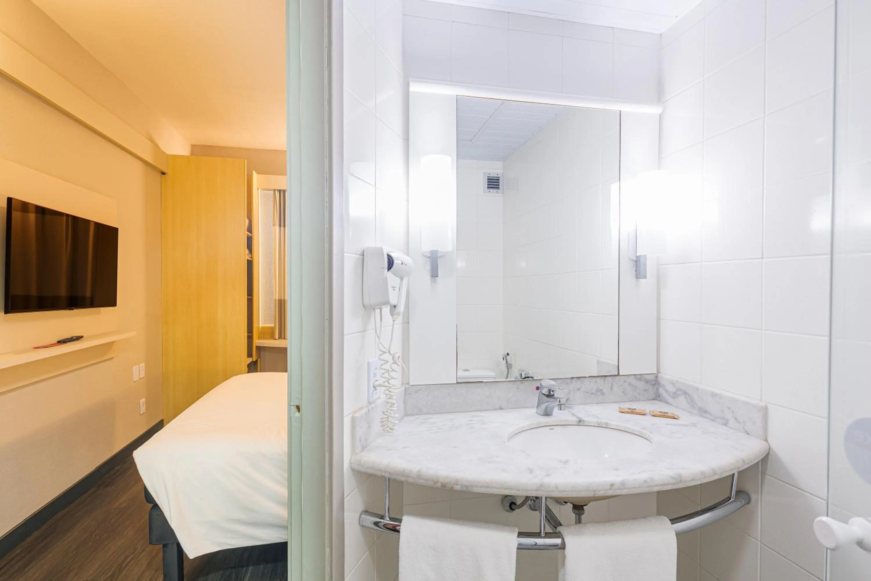 Bathroom in Ibis Maringa