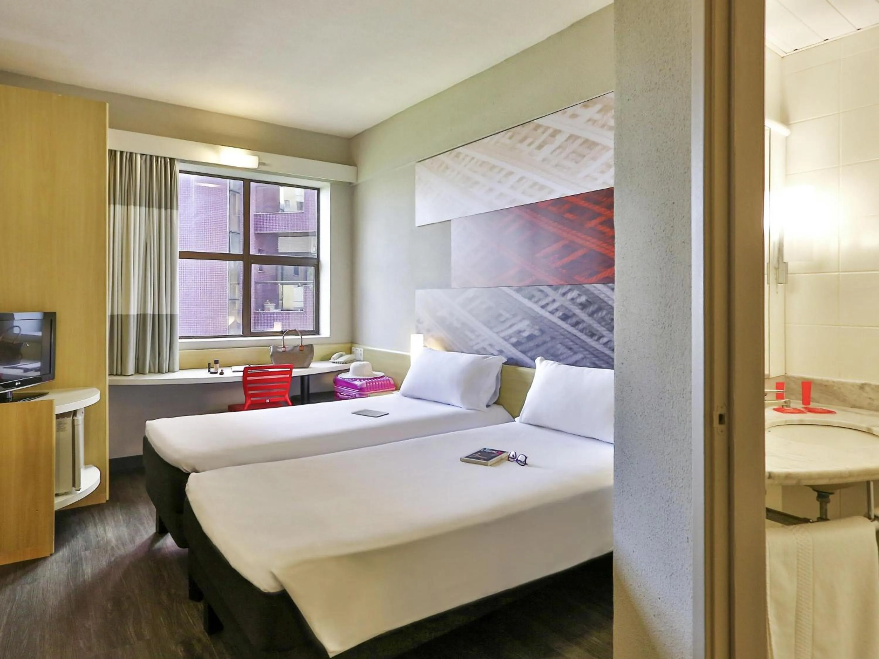 Bedroom, Bed in Ibis Maringa