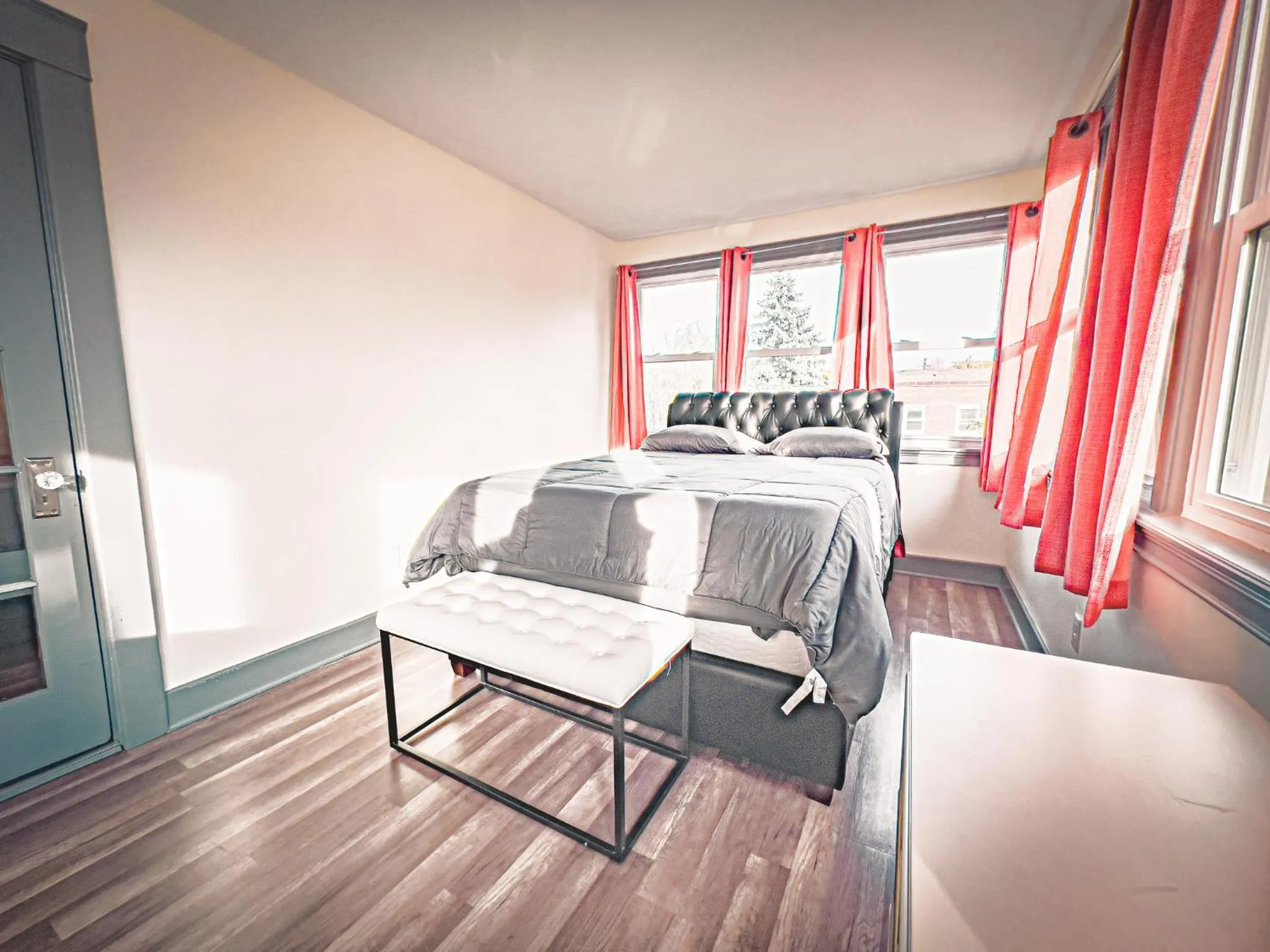 The Trotter Manor- With Private Yard & Free Parking, Minutes From Falls & Casino by Niagara Hospital