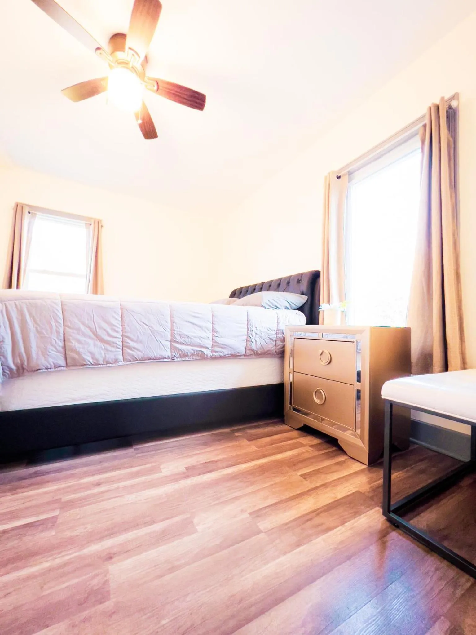 Bed in The Trotter Manor- With Private Yard & Free Parking, Minutes From Falls & Casino by Niagara Hospital